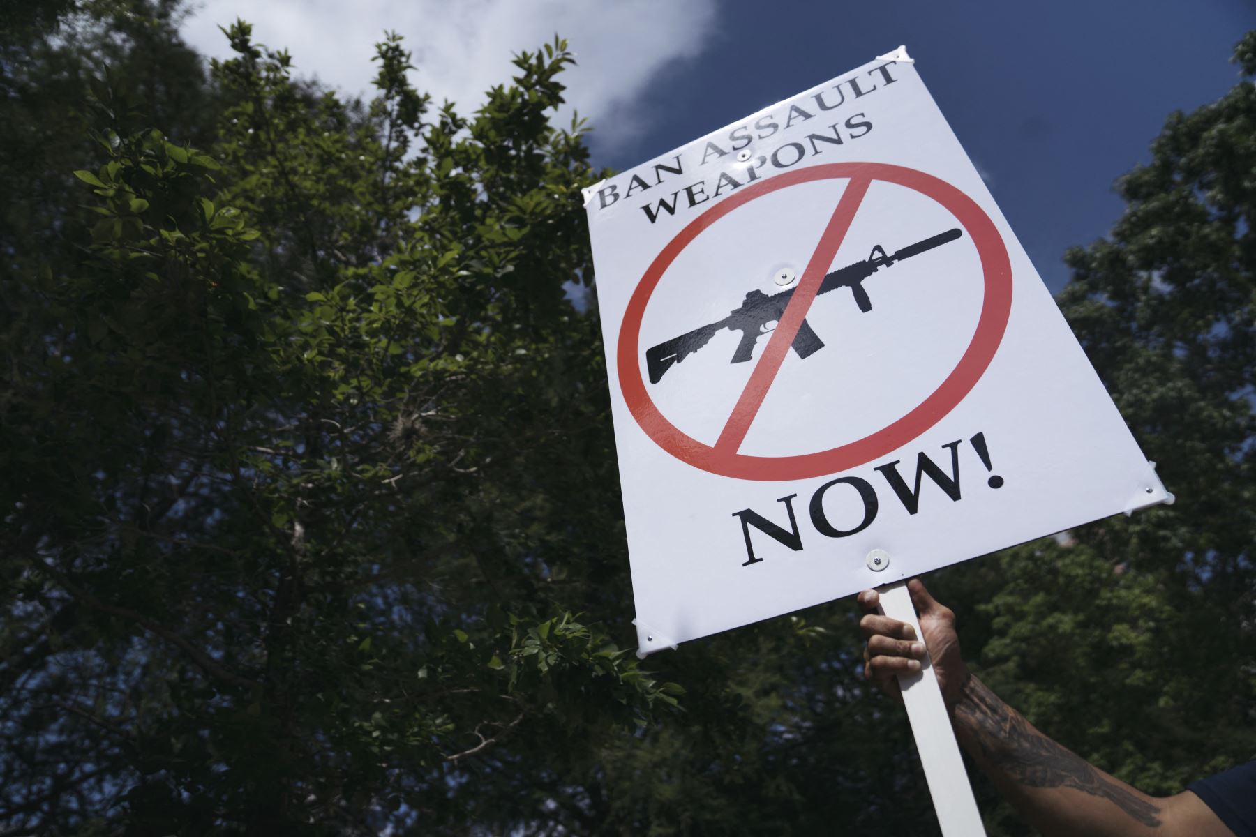 Un defensor del control de armas sostiene un cartel frente a la Reunión Anual de la Asociación Nacional del Rifle durante una protesta en el Centro de Convenciones George R. Brown, el 27 de mayo de 2022 en Houston, Texas.
Foto: AFP