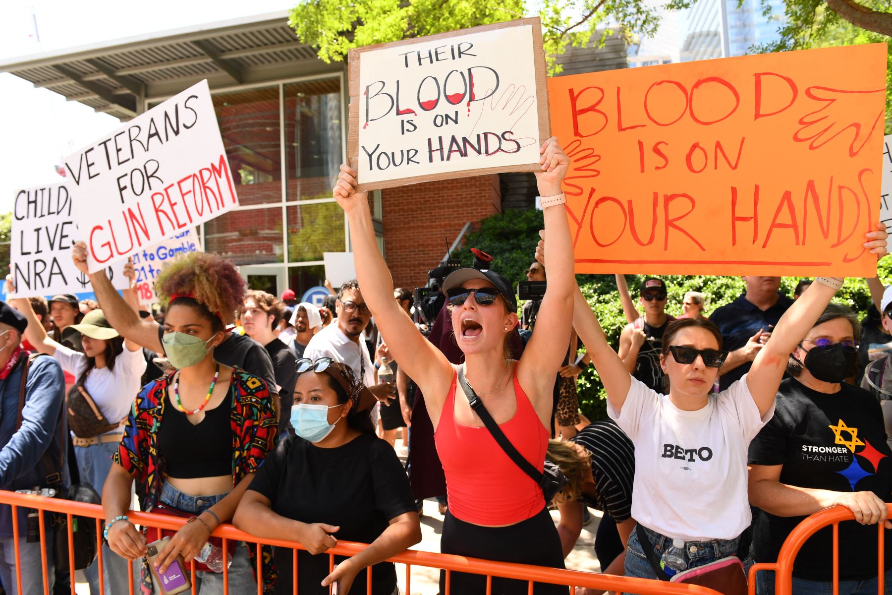 Los manifestantes en apoyo del control de armas sostienen carteles afuera de la Reunión Anual de la Asociación Nacional del Rifle en el Centro de Convenciones George R. Brown, el 27 de mayo de 2022, en Houston, Texas.
Foto: AFP