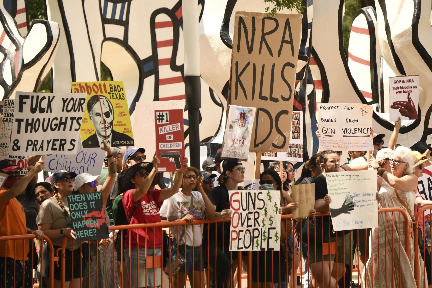 Los manifestantes en apoyo del control de armas sostienen carteles en la Reunión Anual de la Asociación Nacional del Rifle en el Centro de Convenciones George R. Brown, el 27 de mayo de 2022, en Houston, Texas.
Foto: AFP