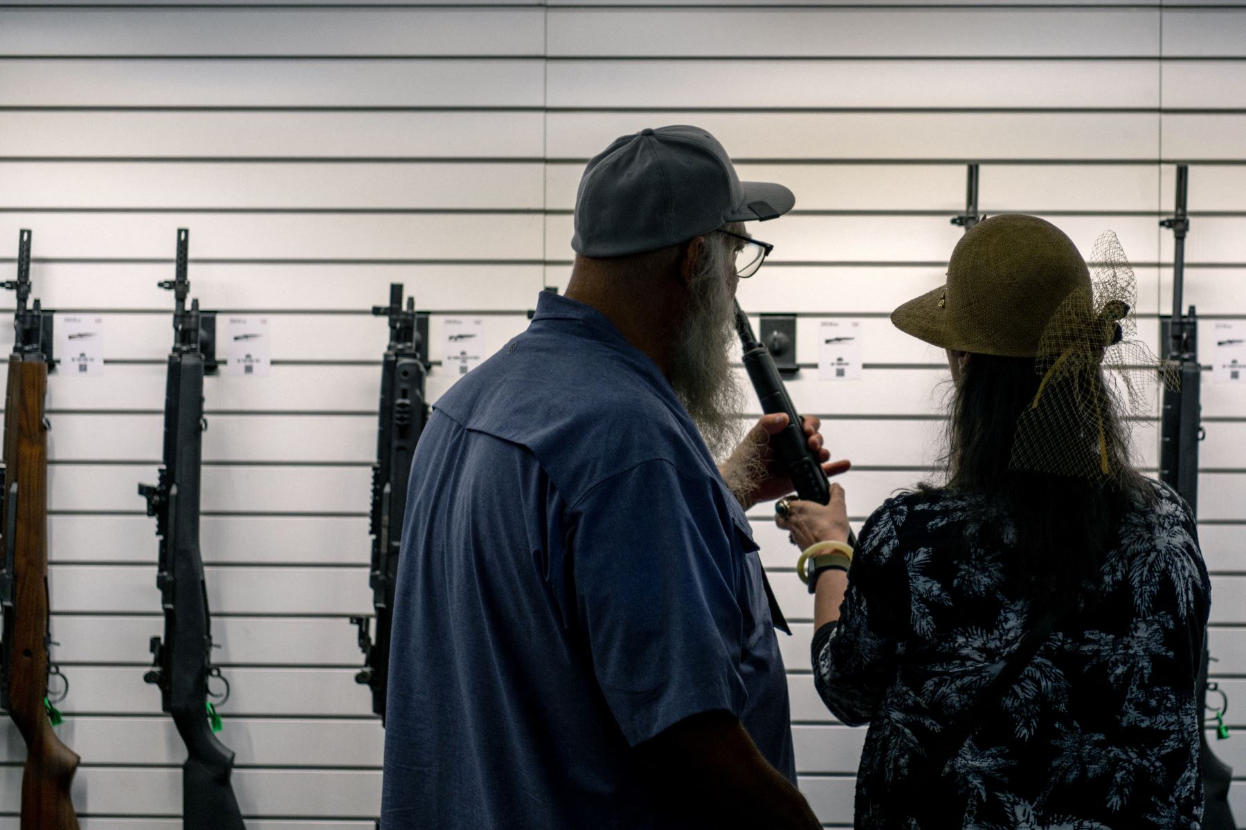 Una pareja examina un rifle en el Centro de Convenciones George R. Brown durante la convención anual de la Asociación Nacional del Rifle (NRA) el 27 de mayo de 2022 en Houston, Texas.
Foto: AFP