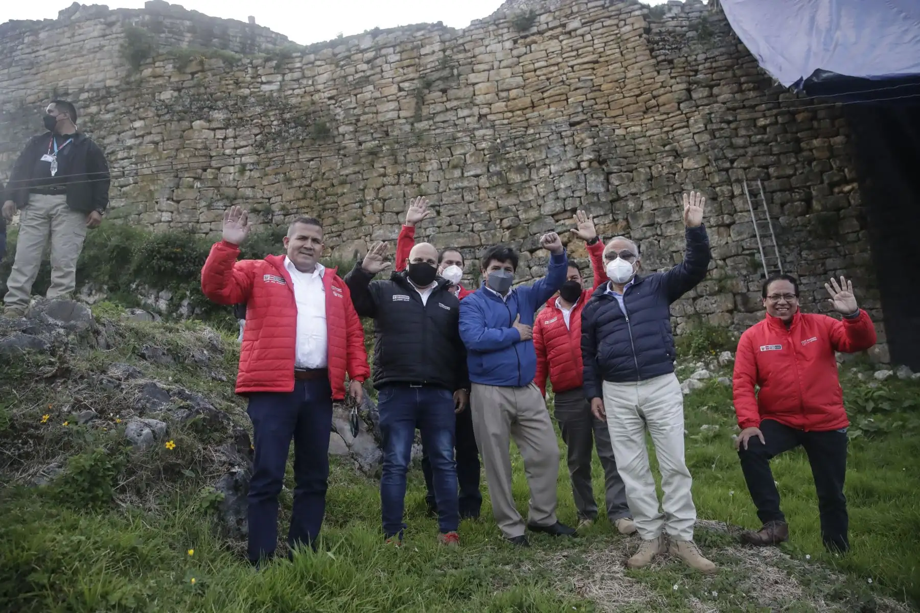 El presidente Pedro Castillo acompañado del premier Aníbal Torres y ministros de Estado, supervisaron los avances del trabajo de recuperación, fortalecimiento y conservación del Complejo Arqueológico de Kuélap, región Amazonas. 
Foto: ANDINA/Presidencia Perú