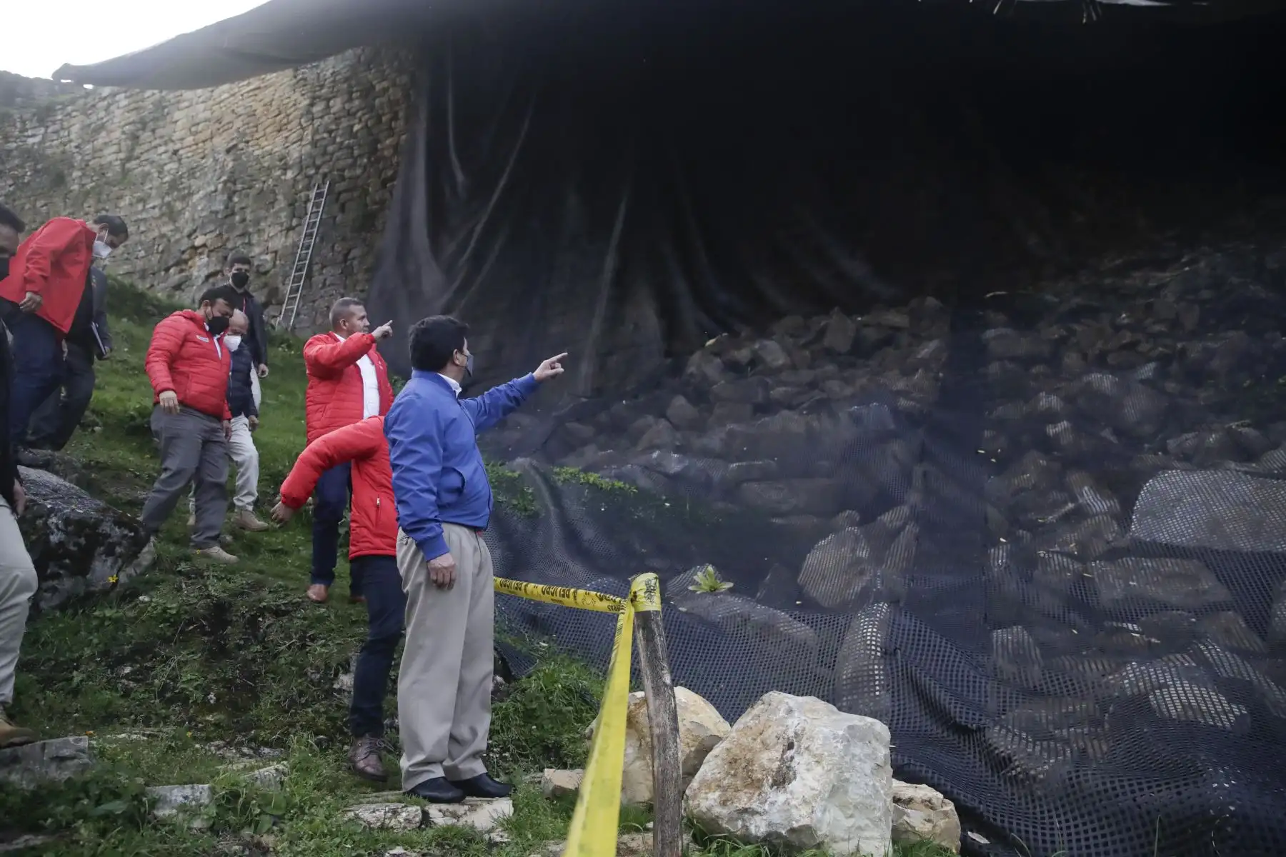 El presidente Pedro Castillo acompañado del premier Aníbal Torres y ministros de Estado, supervisaron los avances del trabajo de recuperación, fortalecimiento y conservación del Complejo Arqueológico de Kuélap, región Amazonas. 
Foto: ANDINA/Presidencia Perú