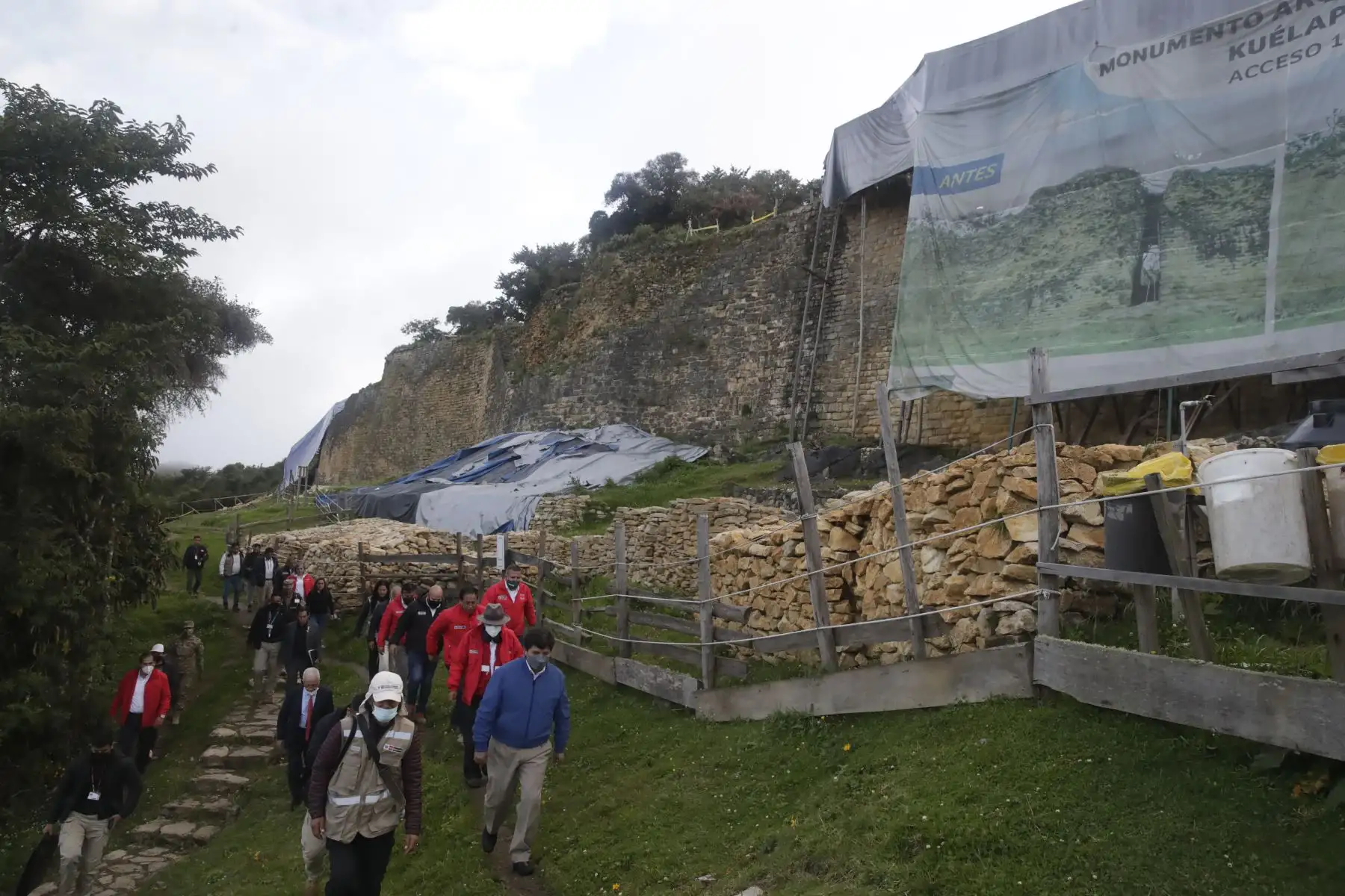 El presidente Pedro Castillo acompañado del premier Aníbal Torres y ministros de Estado, supervisaron los avances del trabajo de recuperación, fortalecimiento y conservación del Complejo Arqueológico de Kuélap, región Amazonas. 
Foto: ANDINA/Presidencia Perú