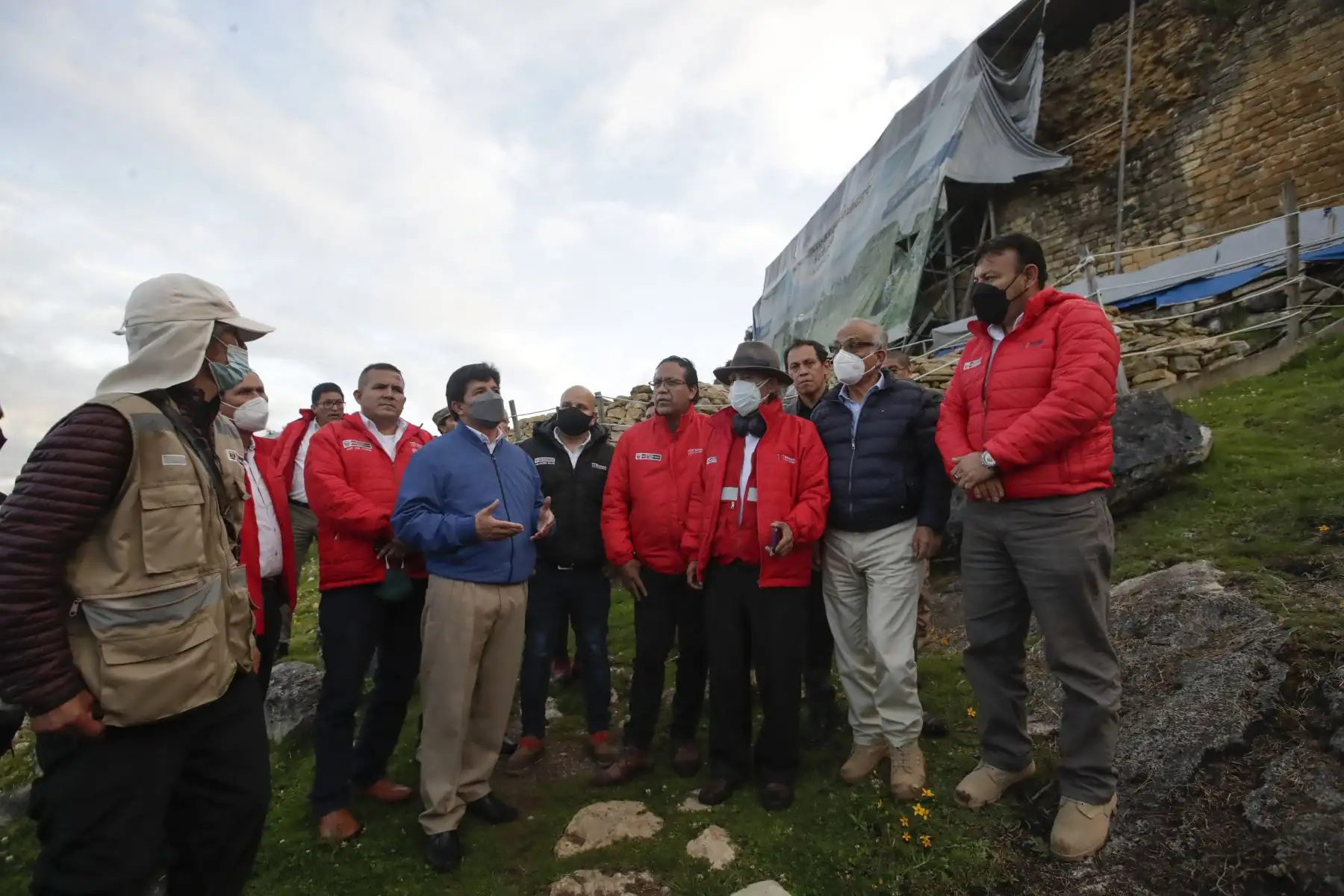 El presidente Pedro Castillo acompañado del premier Aníbal Torres y ministros de Estado, supervisaron los avances del trabajo de recuperación, fortalecimiento y conservación del Complejo Arqueológico de Kuélap, región Amazonas. 
Foto: ANDINA/Presidencia Perú