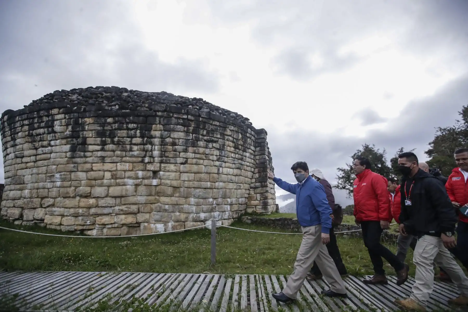 El presidente Pedro Castillo acompañado del premier Aníbal Torres y ministros de Estado, supervisaron los avances del trabajo de recuperación, fortalecimiento y conservación del Complejo Arqueológico de Kuélap, región Amazonas. 
Foto: ANDINA/Presidencia Perú