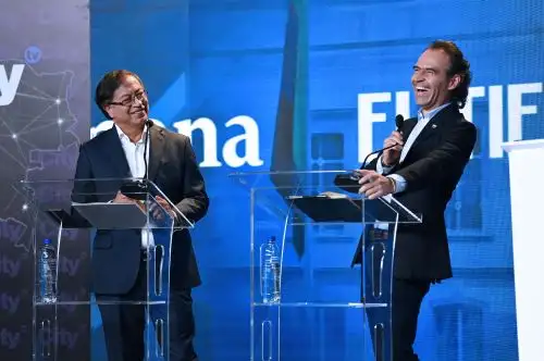 El candidato presidencial colombiano Gustavo Petro (Izquierda), por la coalición Pacto Histórico, y el candidato presidencial por la coalición Equipo Colombia, Federico Gutiérrez, participan en un debate presidencial en la sede del periódico El Tiempo en Bogotá el 23 de mayo de 2022, antes de las elecciones generales del fin de semana. Foto: AFP