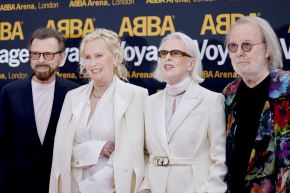 El grupo Abba en la alfombra roja para la presentación inaugural del espectáculo ABBA Voyage en el ABBA Arena en Queen Elizabeth Olympic Park, Londres, Gran Bretaña. El espectáculo es un concierto digital donde el grupo actuará como versiones digitales de sí mismos (Avatares) en un escenario virtual. Foto: EFE