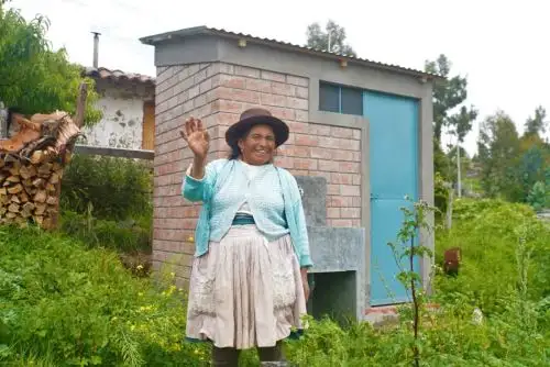 Entre los principales componentes del proyecto figura la construcción de 102 unidades básicas de saneamiento (UBS), que incluyen sanitarios, duchas, lavamanos y lavaderos multiusos con un sistema de agua potable.
