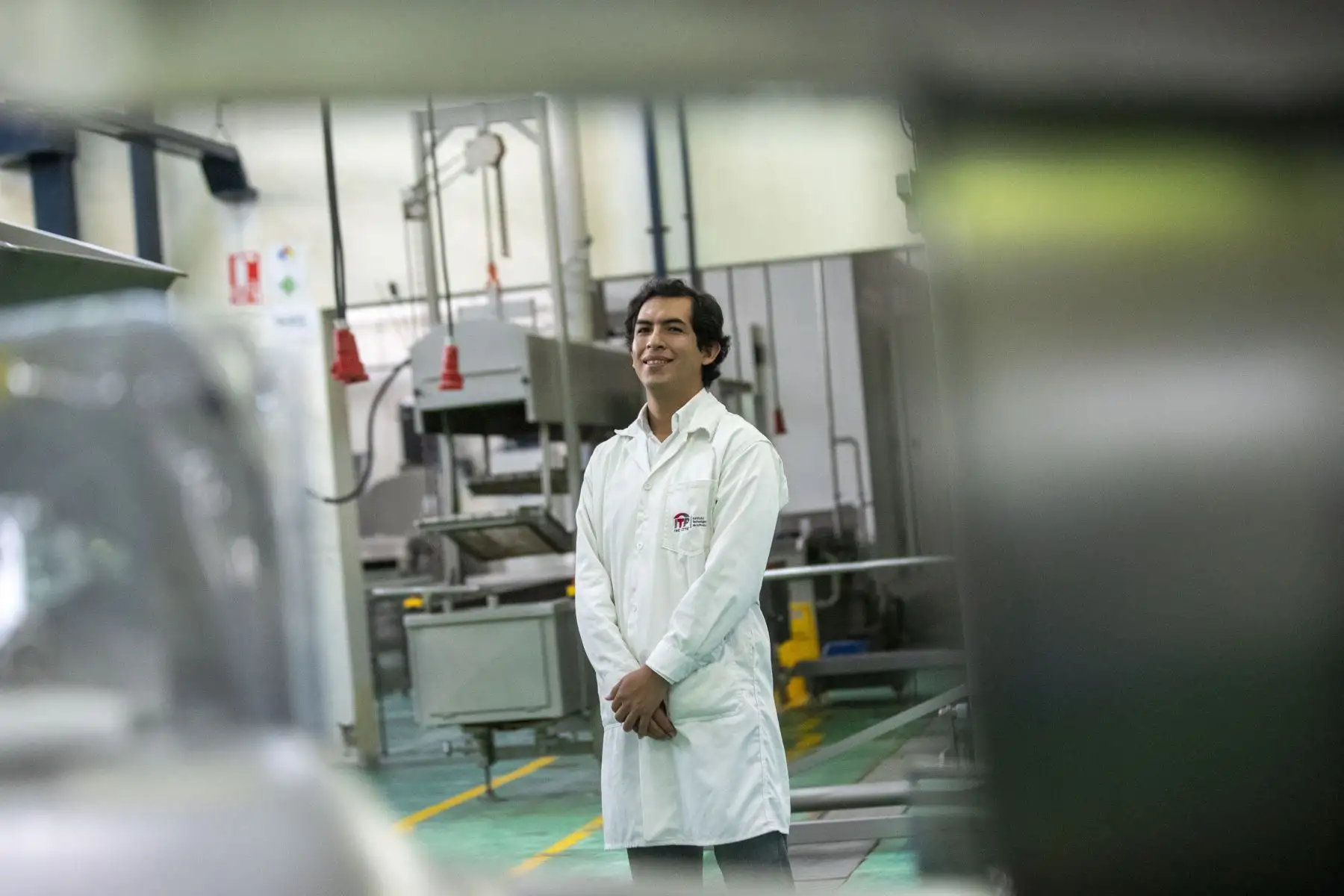 Integrante del equipo de investigación del proyecto concentrado proteico de anchoveta. Jordan Vito Villa ingeniero pesquero del ITP. Foto: ANDINA/Carla Patiño