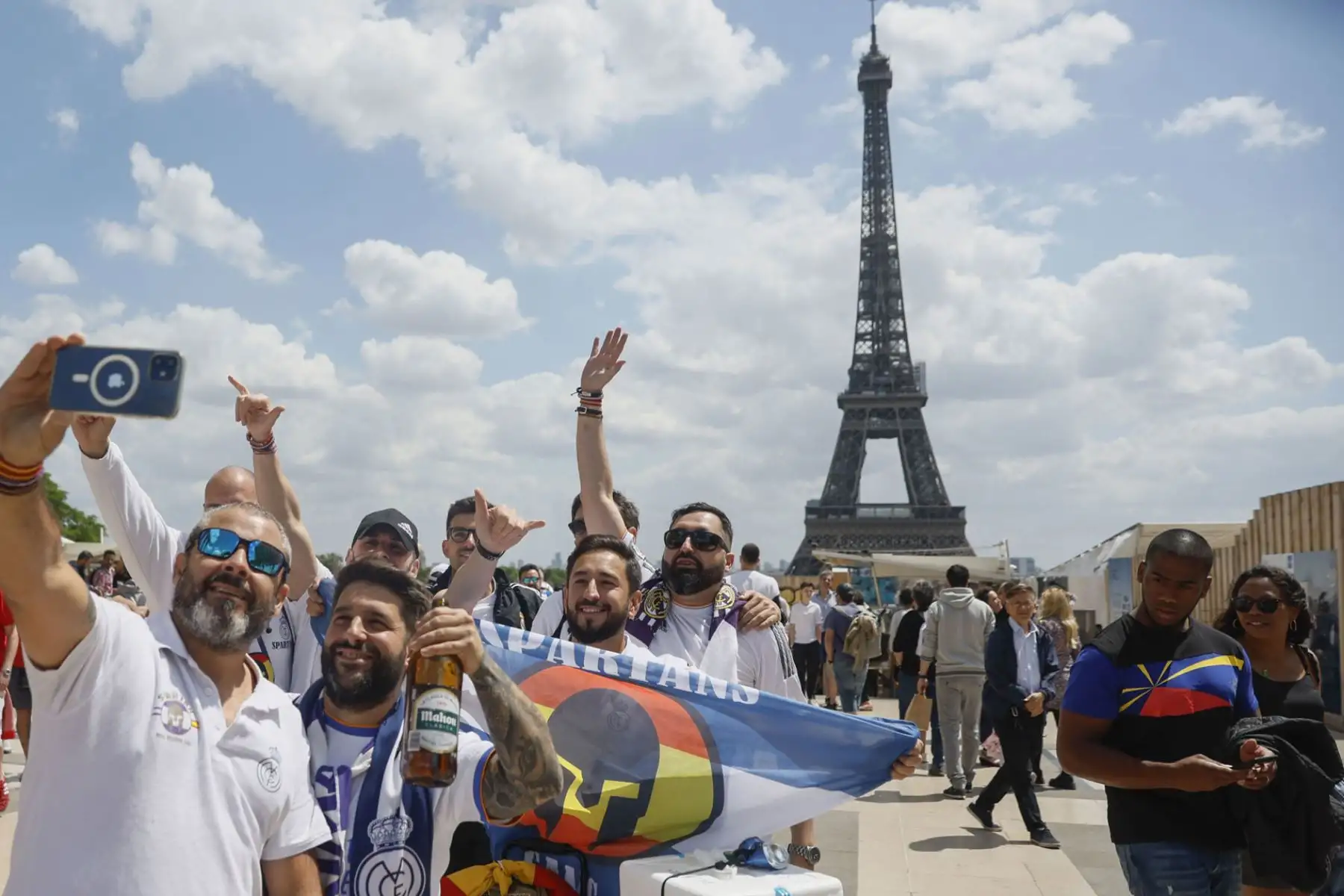 Aficionados del Real Madrid en los alrededores de la Torre Eiffel en Paris este sábado antes de la final de la Liga de Campeones entre el Liverpool y el Real Madrid en el estadio de Francia en Saint-Denis. Foto: EFE