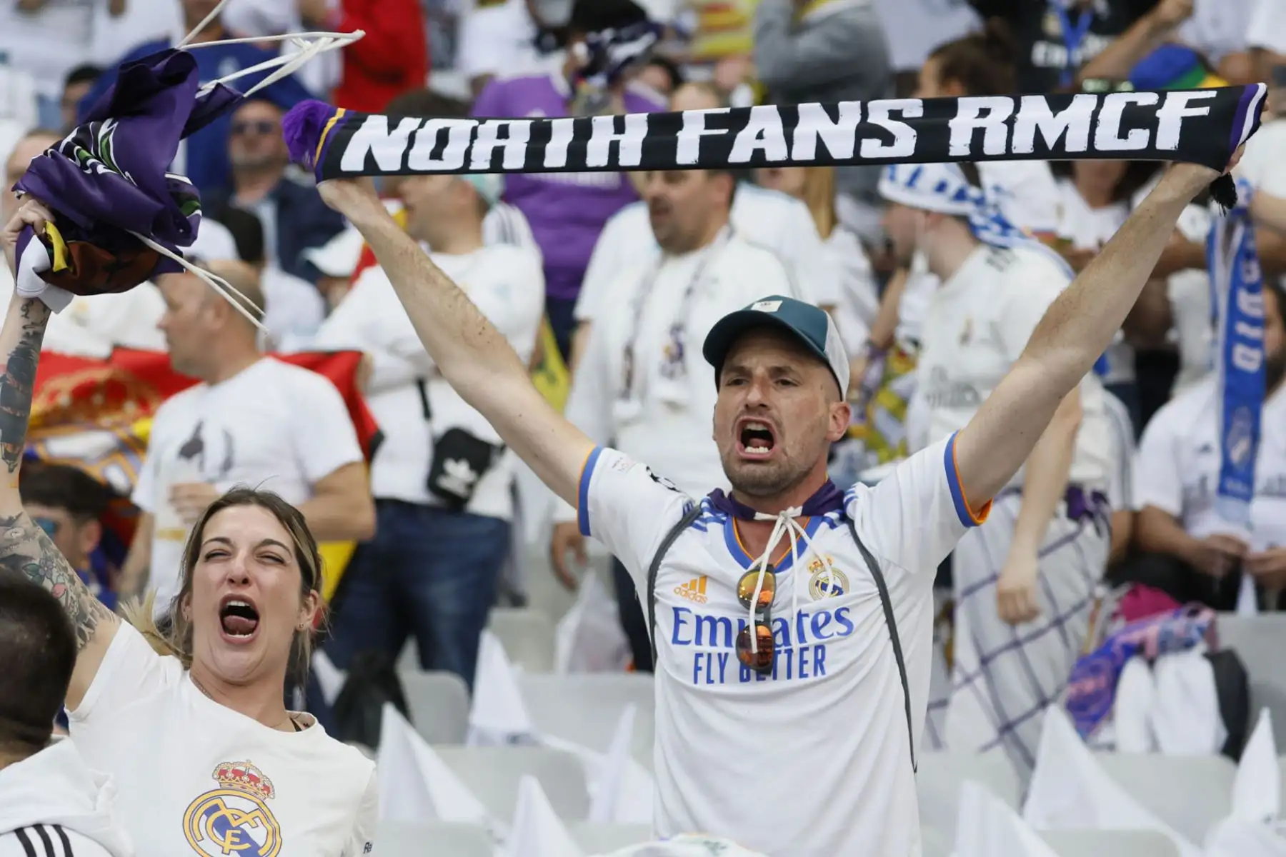 Aficionados del Real Madrid en los alrededores de la Torre Eiffel en Paris este sábado antes de la final de la Liga de Campeones entre el Liverpool y el Real Madrid en el estadio de Francia en Saint-Denis. Foto: EFE