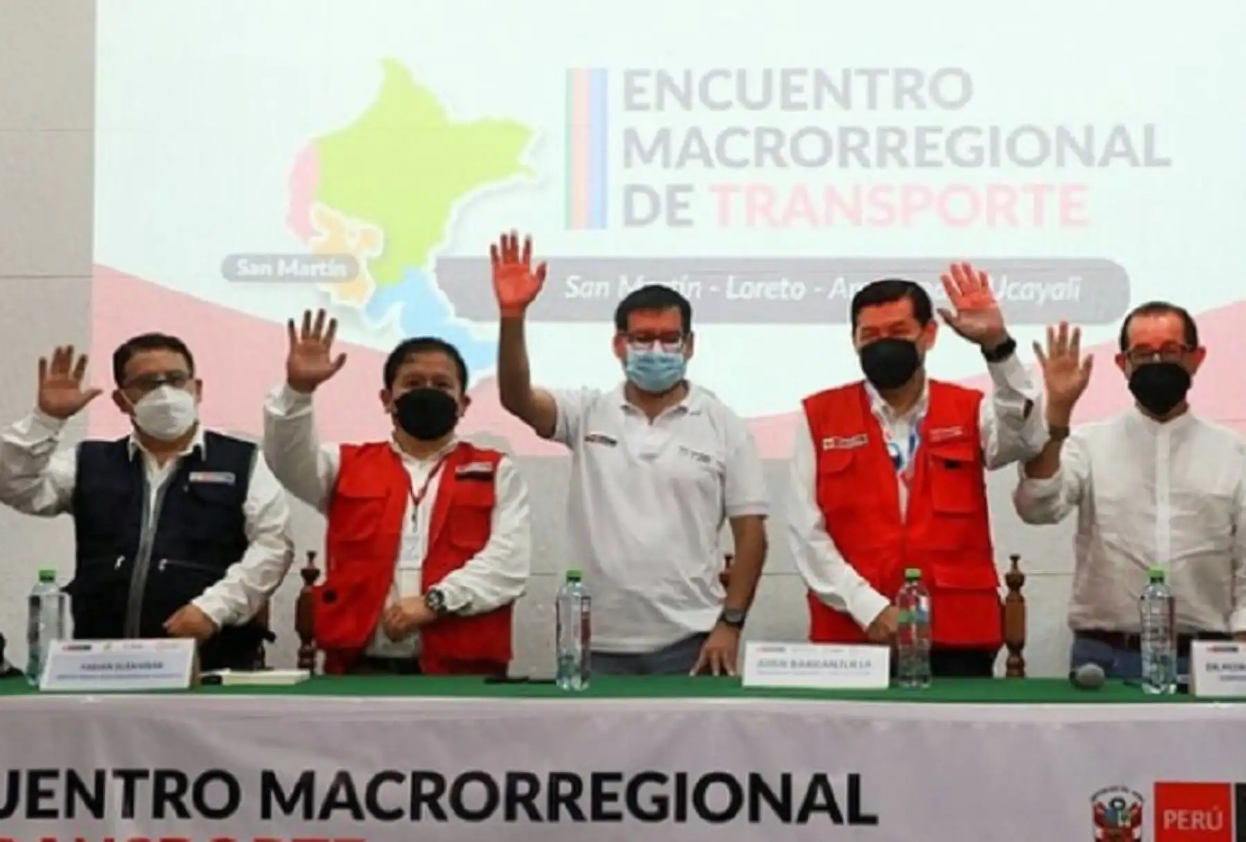 El Ministerio de Transportes y Comunicaciones está al servicio de los usuarios mediante la política de acercamiento a los reales problemas de las regiones y bajo el principio de consensuar la solución de los problemas, destacó el ministro Juan Barranzuela Quiroga, al clausurar el Encuentro Macrorregional de Transporte en Tarapoto.