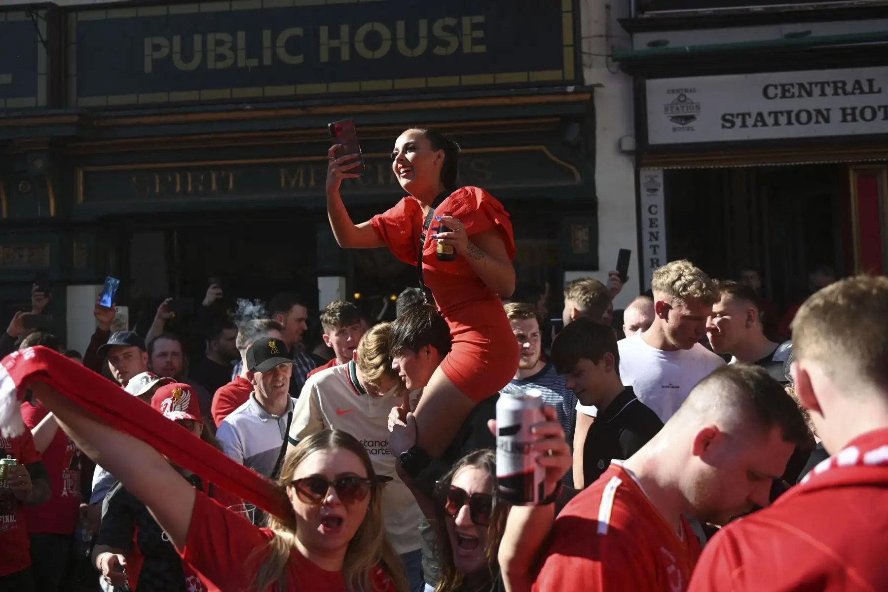 Los seguidores del Liverpool se reúnen en el centro de la ciudad de Liverpool antes del partido de fútbol final de la Liga de Campeones de la UEFA entre el Liverpool y el Real Madrid que se jugará en el Stade de France en Saint-Denis. Foto: AFP