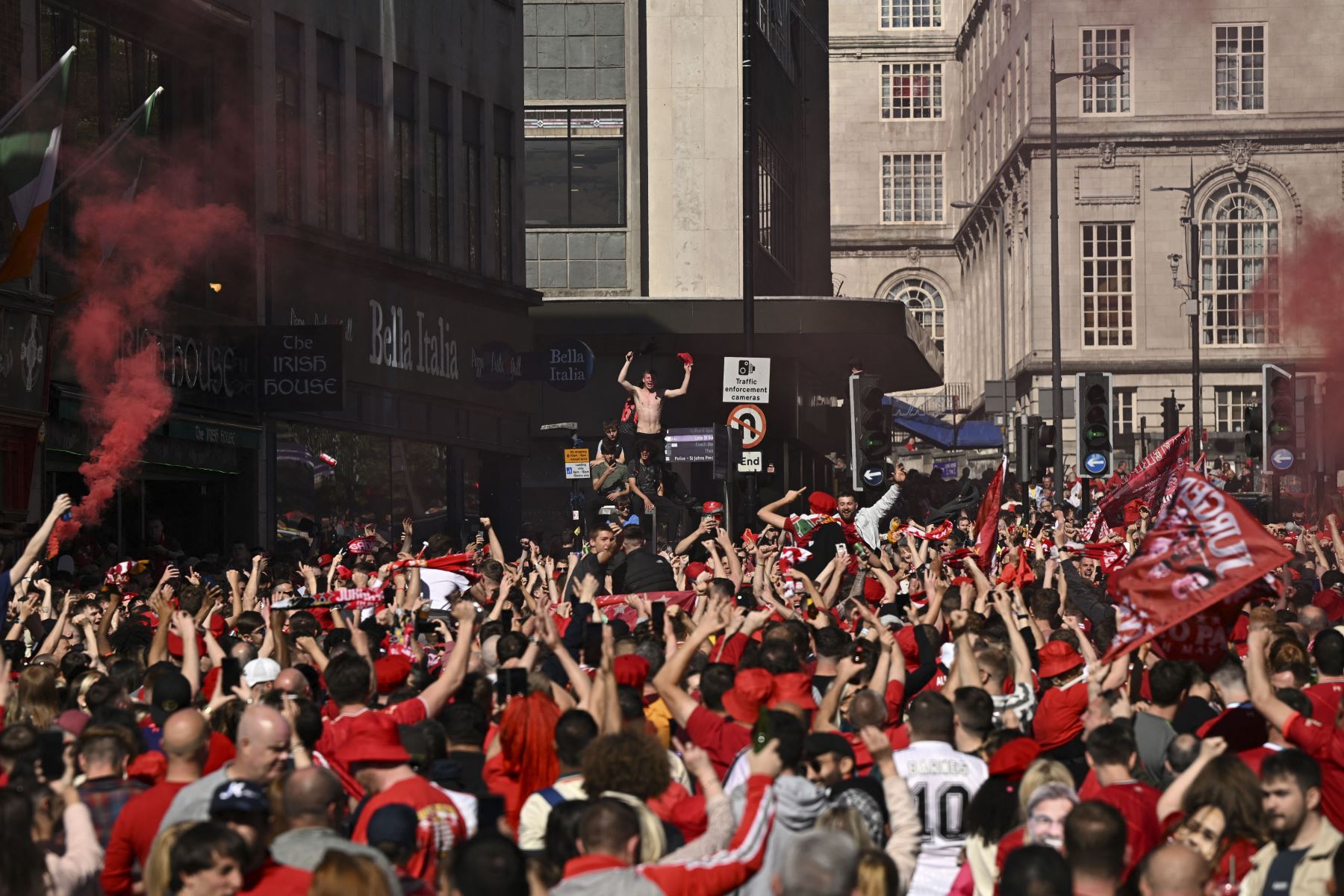Los seguidores del Liverpool se reúnen en el centro de la ciudad de Liverpool antes del partido de fútbol final de la Liga de Campeones de la UEFA entre el Liverpool y el Real Madrid que se jugará en el Stade de France en Saint-Denis. Foto: AFP