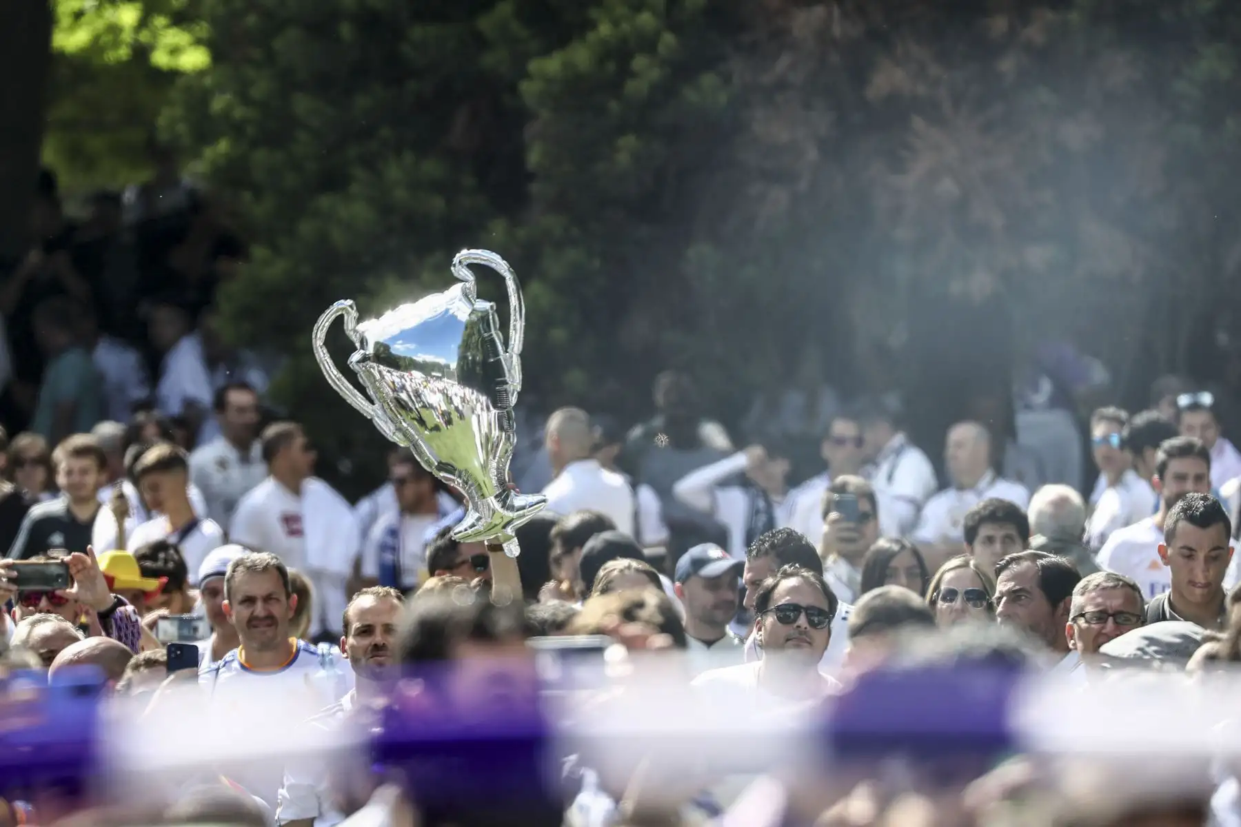 Los seguidores del Real Madrid se reúnen y animan en un parque cerca del Stade de France en Saint-Denis, antes de la final del partido de fútbol de la Liga de Campeones entre el Liverpool FC y el Real Madrid. Foto: AFP