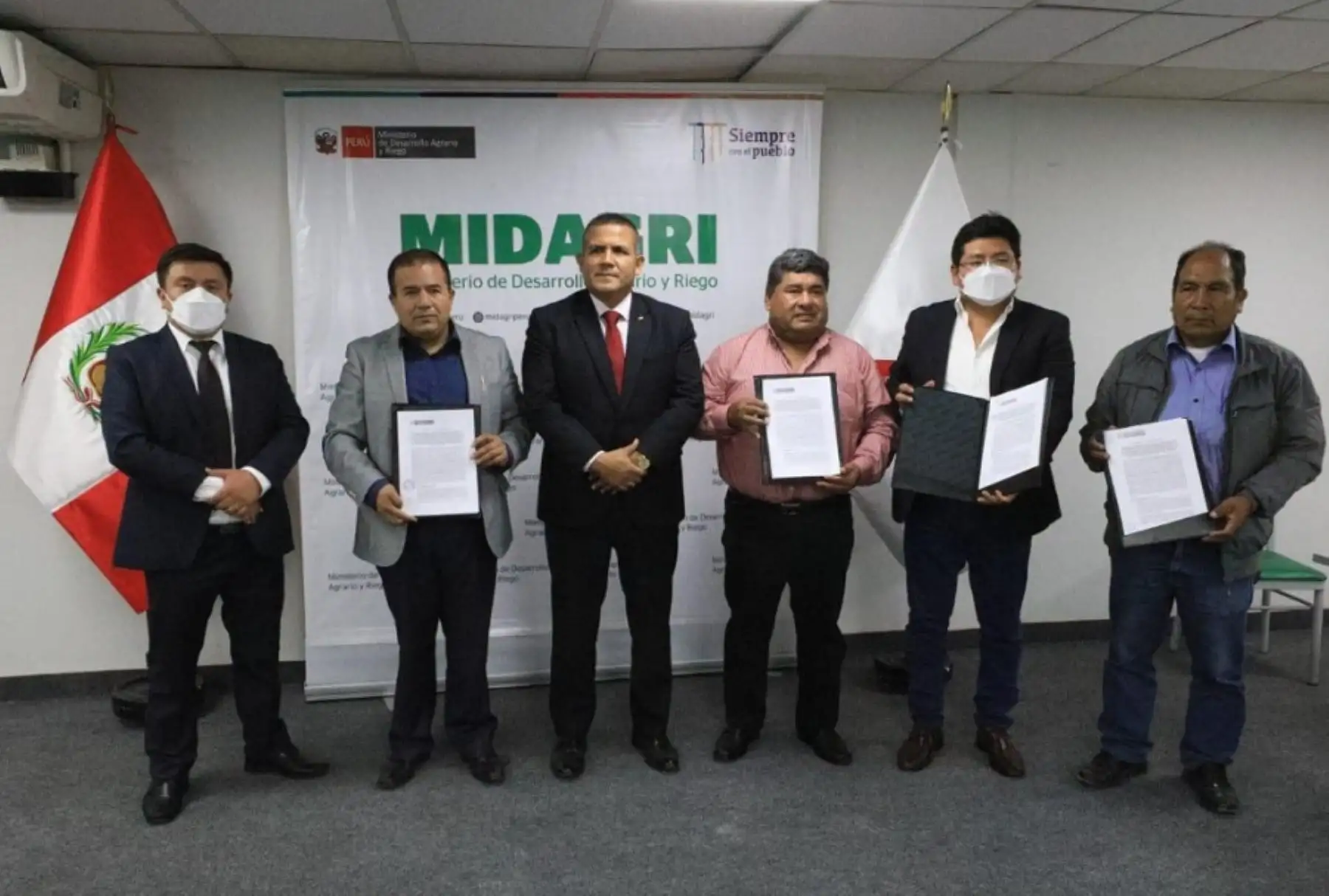 El titular del Midagri, Javier Arce, destacó la importancia de estos acuerdos con las comunas locales y mostró su compromiso para que los proyectos puedan ser ejecutados.
