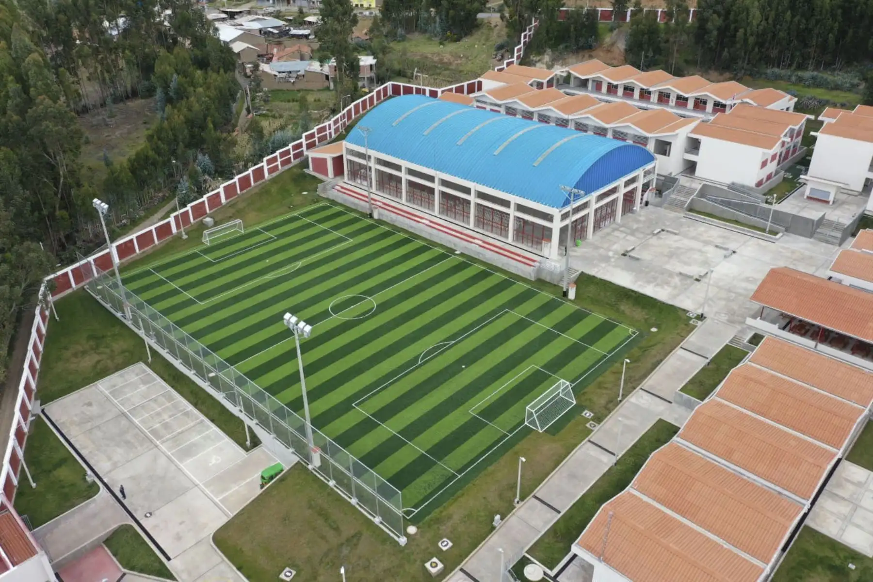 El Programa Nacional de Infraestructura Educativa (Pronied), del Ministerio de Educación (Minedu), inauguró la nueva y moderna infraestructura de la IE N.° 86559 Libertador San Martín, ubicada en el distrito y provincia de Recuay, en Áncash, que atiende a 450 estudiantes de la región. Foto: Difusión
