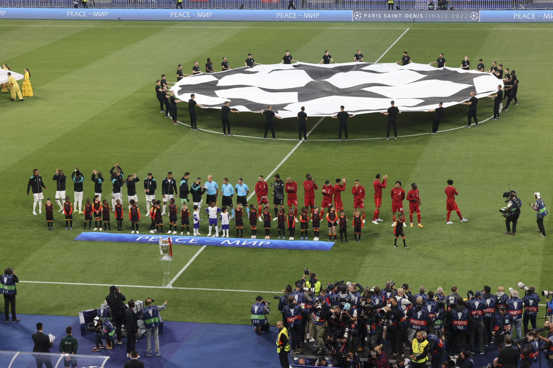 Los jugadores se alinean para el himno antes del partido de fútbol final de la Liga de Campeones de la UEFA entre el Liverpool y el Real Madrid en el Stade de France en Saint-Denis. Foto: AFP