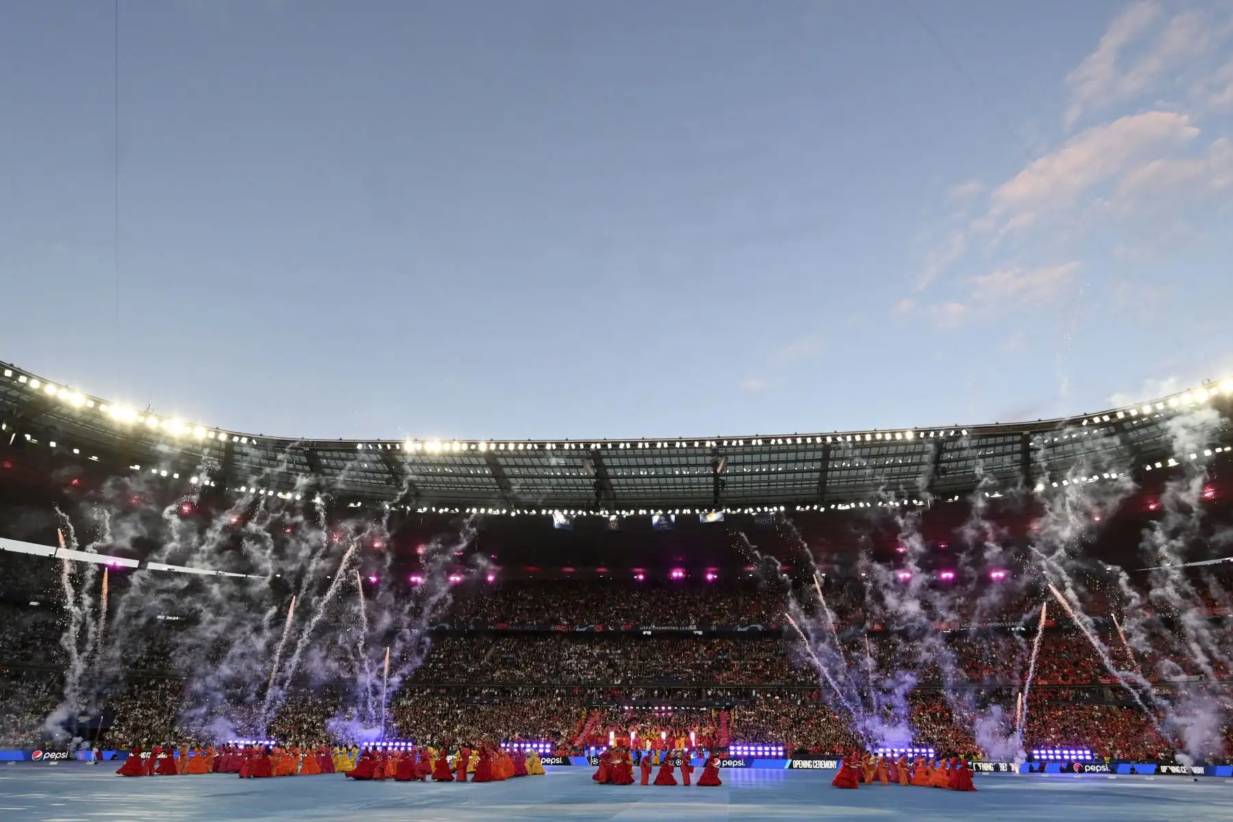 La cantautora cubano-estadounidense Camila Cabello se presenta antes del partido de fútbol final de la Liga de Campeones de la UEFA entre Liverpool y Real Madrid en el Stade de France en Saint-Denis. Foto: AFP