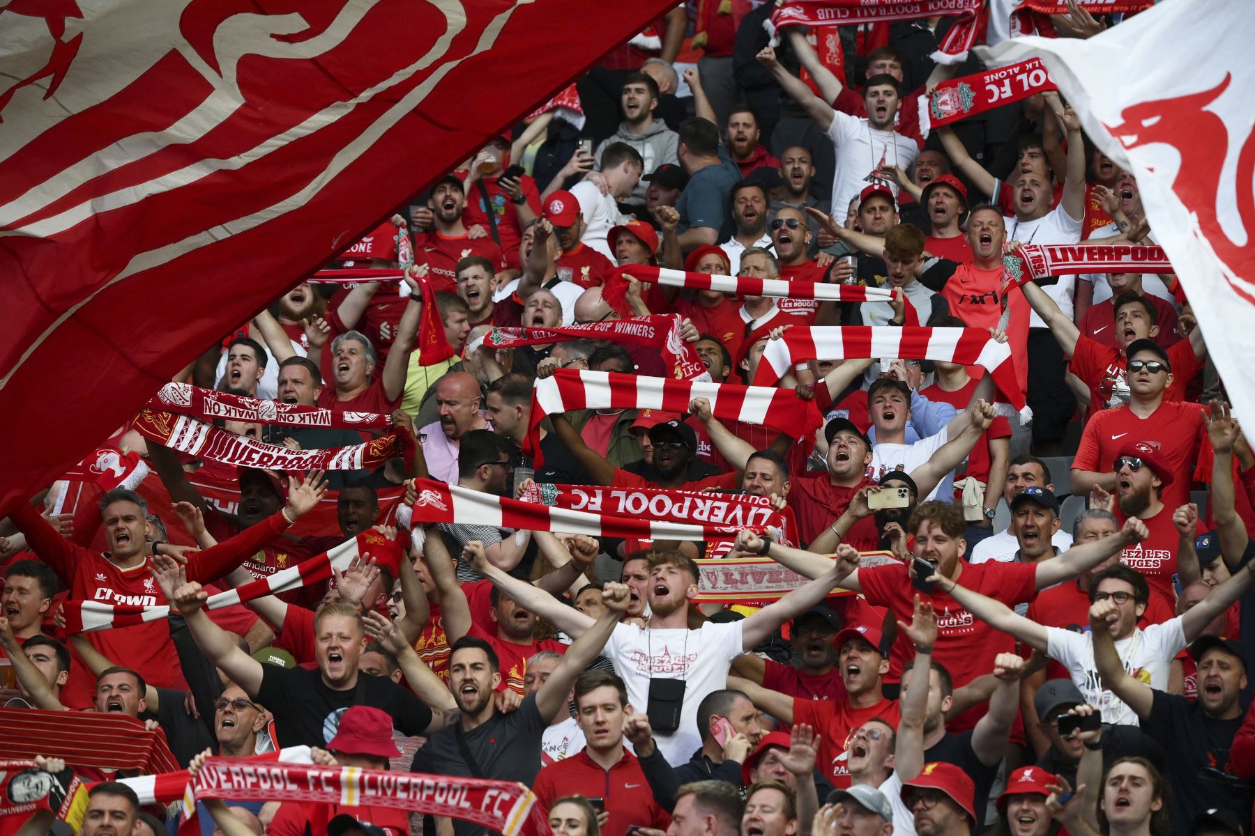 Los seguidores del Liverpool animan antes del partido final de la Liga de Campeones de la UEFA entre el Liverpool y el Real Madrid en el Stade de France en Saint-Denis. Foto: AFP