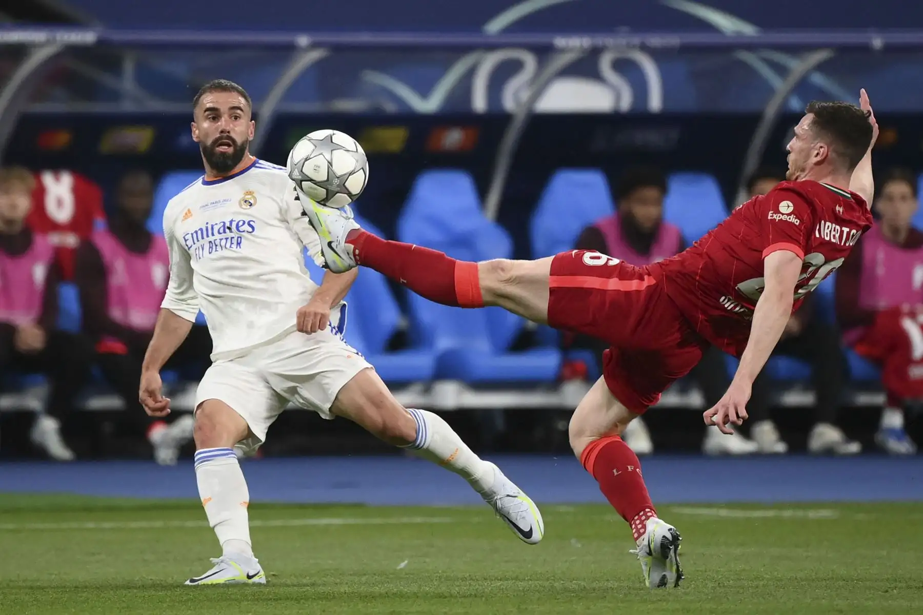 El defensor español del Real Madrid, Dani Carvajal, observa cómo el defensor escocés del Liverpool, Andrew Robertson, alcanza el balón durante el partido de fútbol final de la Liga de Campeones de la UEFA entre el Liverpool y el Real Madrid en el Stade de France en Saint-Denis. Foto: AFP