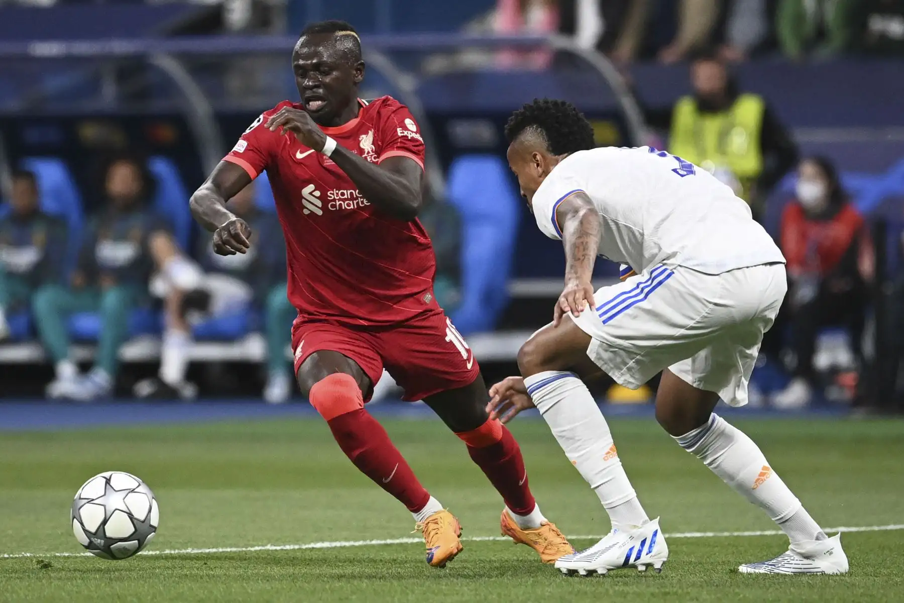 El delantero senegalés del Liverpool Sadio Mane (L) compite con el delantero brasileño del Real Madrid Vinicius Junior (R) durante el partido de fútbol final de la Liga de Campeones de la UEFA entre el Liverpool y el Real Madrid en el Stade de France en Saint-Denis. Foto: AFP