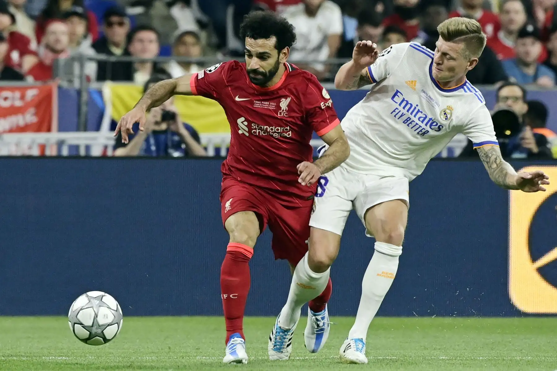 El mediocampista egipcio del Liverpool Mohamed Salah (L) y el mediocampista alemán del Real Madrid Toni Kroos compiten por el balón durante el partido de fútbol final de la Liga de Campeones de la UEFA entre el Liverpool y el Real Madrid en el Stade de France en Saint-Denis, al norte de París. Foto: AFP