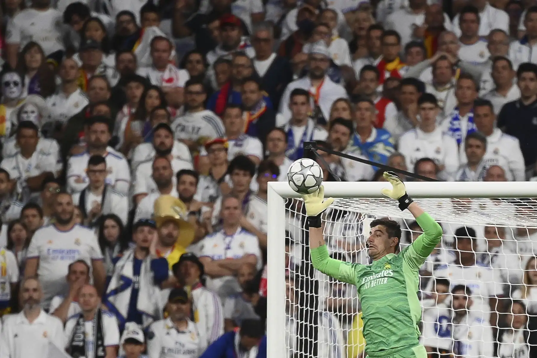 El portero belga del Real Madrid, Thibaut Courtois, hace una salvada durante el partido de fútbol final de la Liga de Campeones de la UEFA entre Liverpool y Real Madrid en el Stade de France en Saint-Denis, al norte de París. Foto: AFP