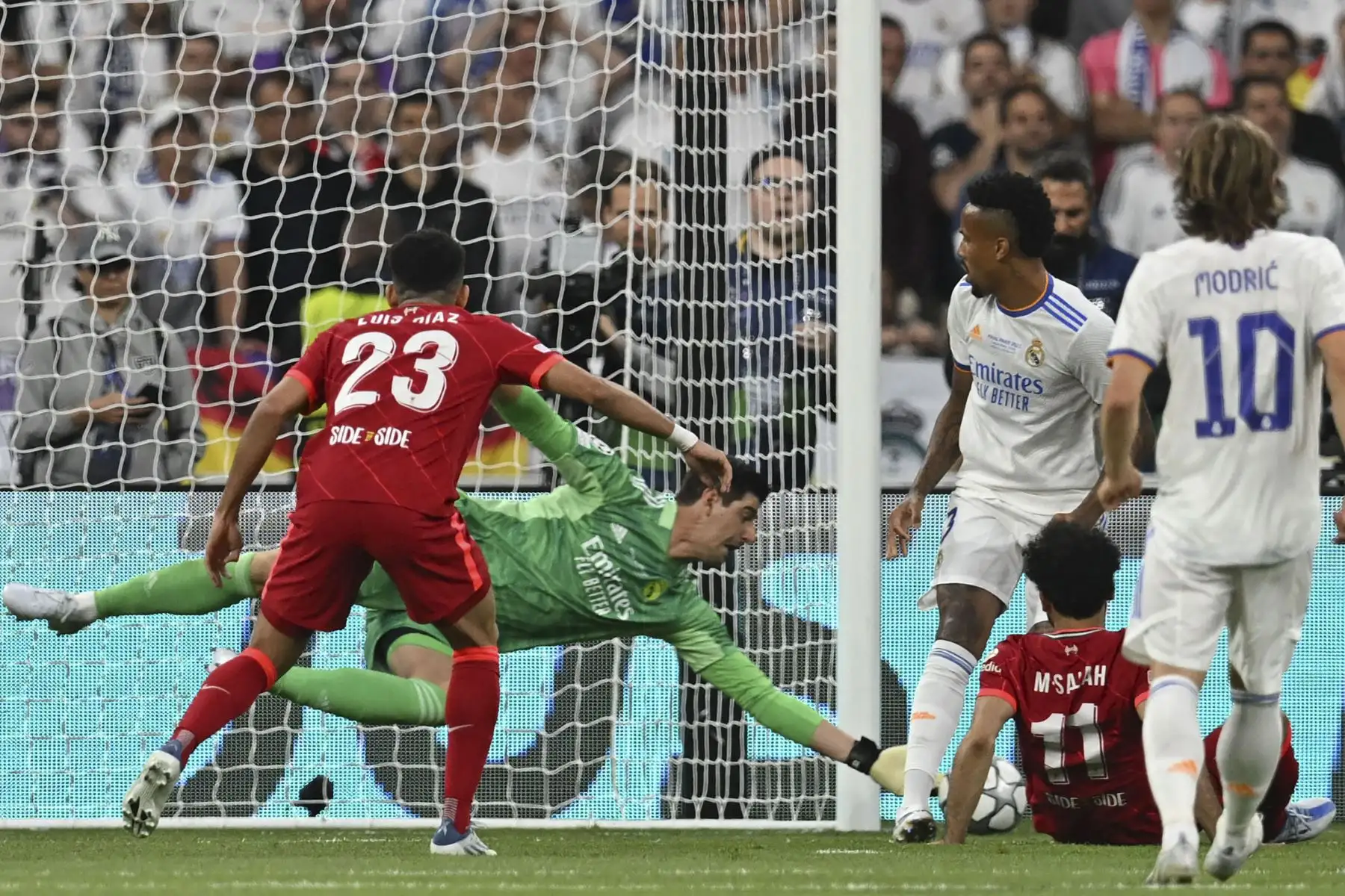 El portero belga del Real Madrid, Thibaut Courtois, se sumerge para detener un disparo del centrocampista egipcio del Liverpool, Mohamed Salah, durante el partido de fútbol final de la Liga de Campeones de la UEFA entre Liverpool y Real Madrid en el Stade de France en Saint-Denis. Foto: AFP
