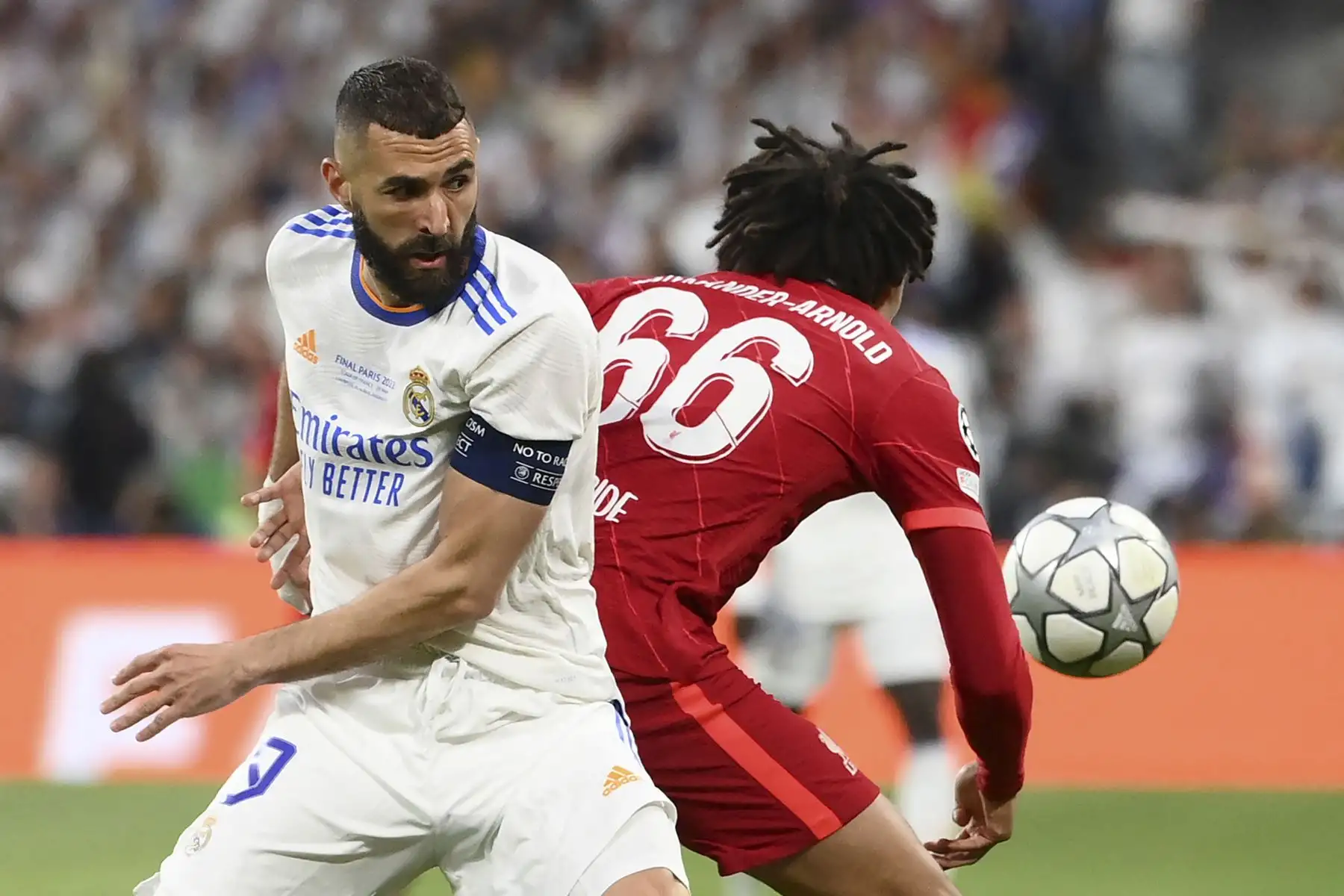 El delantero francés del Real Madrid, Karim Benzema (L), lucha por el balón con el defensa inglés del Liverpool, Trent Alexander-Arnold (R), durante el partido final de la Liga de Campeones de la UEFA entre el Liverpool y el Real Madrid en el Stade de France en Saint-Denis. Foto: AFP