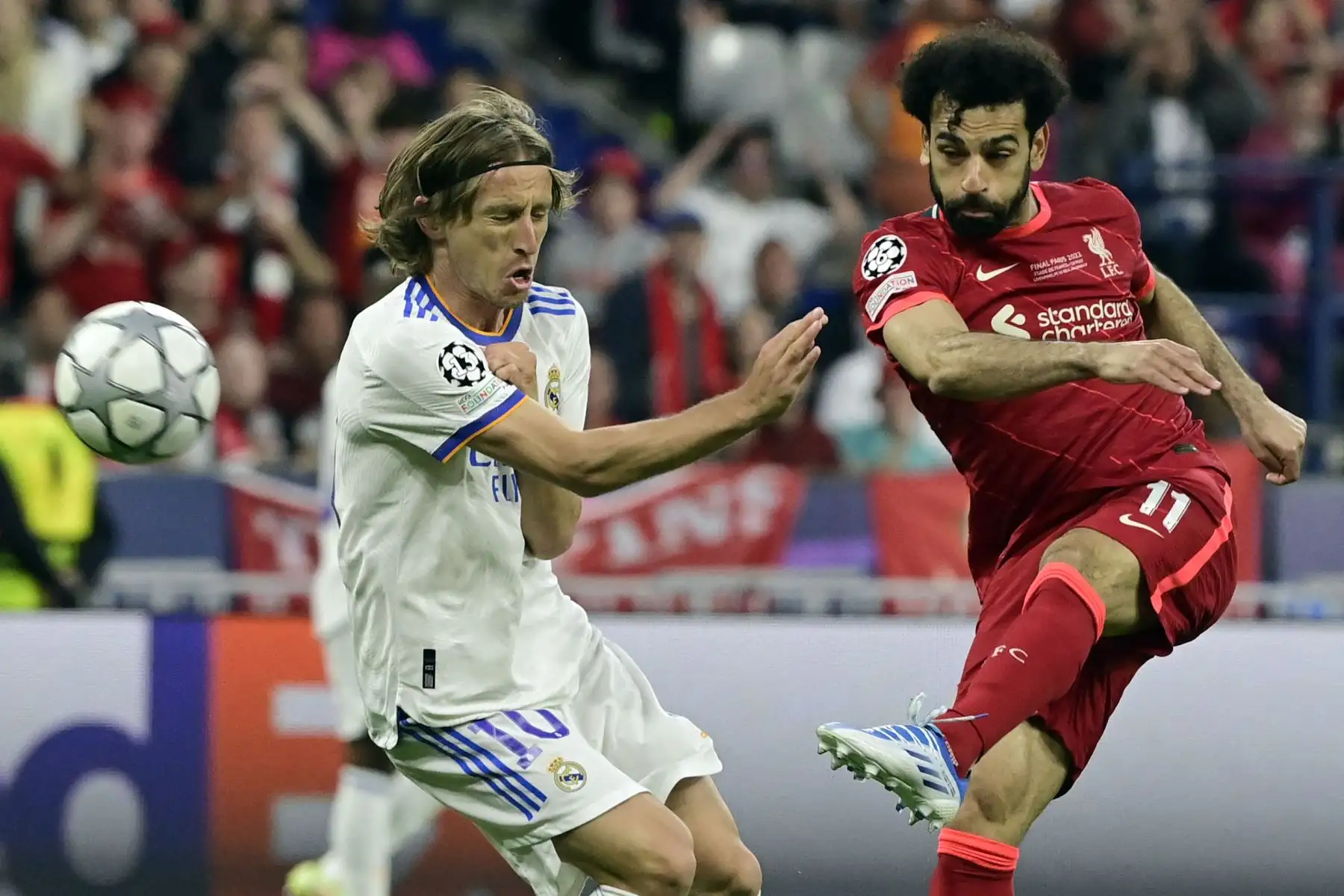 El centrocampista egipcio del Liverpool Mohamed Salah y el centrocampista croata del Real Madrid Luka Modric compiten durante el partido de fútbol final de la Liga de Campeones de la UEFA entre el Liverpool y el Real Madrid en el Stade de France en Saint-Denis. Foto: AFP