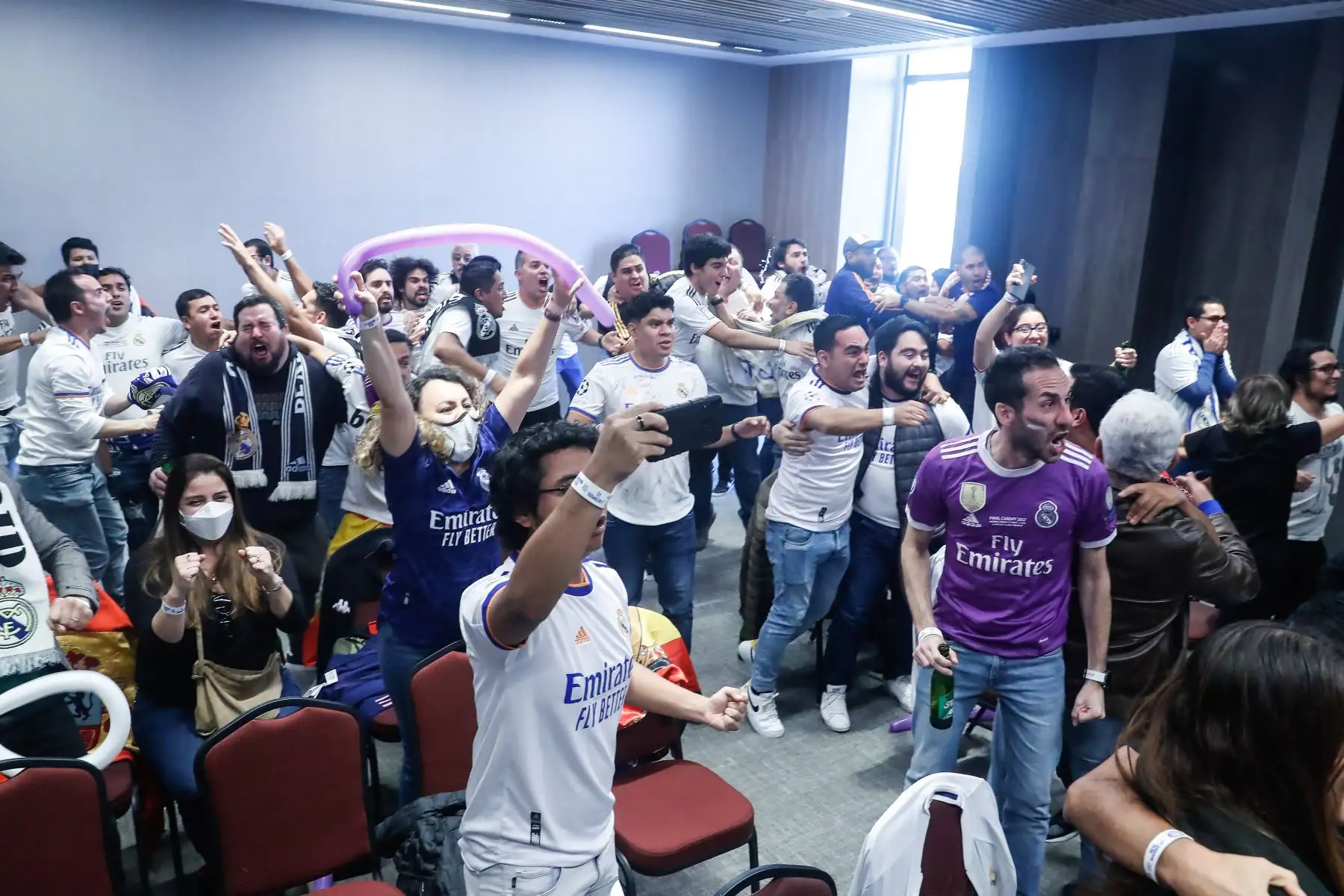 Hinchas del Real Madrid que forman parte de la Peña Perú Vikingo disfrutan la final de la Champions League ante el Liverpool, en Miraflores. Foto: ANDINA/Renato Pajuelo