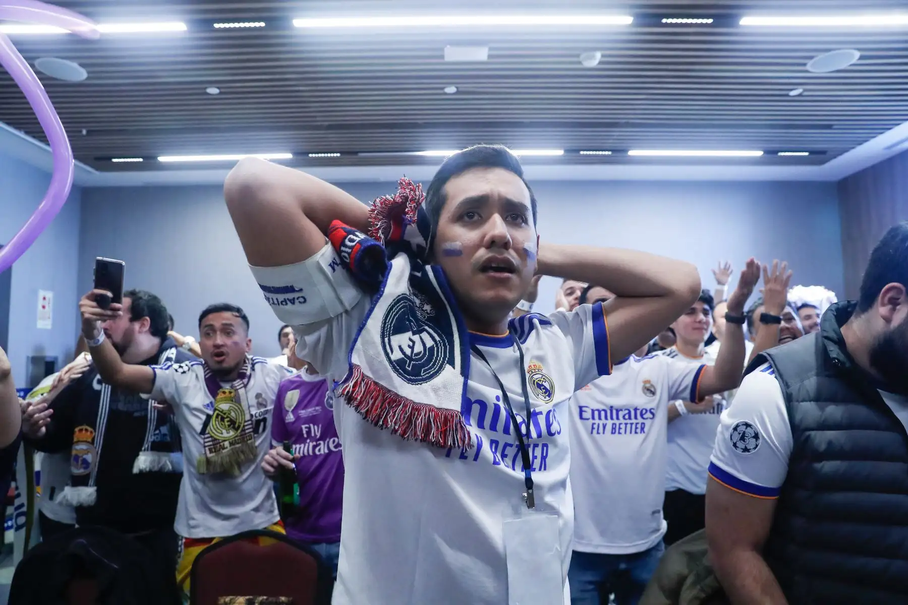 Hinchas del Real Madrid que forman parte de la Peña Madridista Perú Vikingo disfrutan la final de la Champions League ante el Liverpool, en Miraflores. Foto: ANDINA/Renato Pajuelo