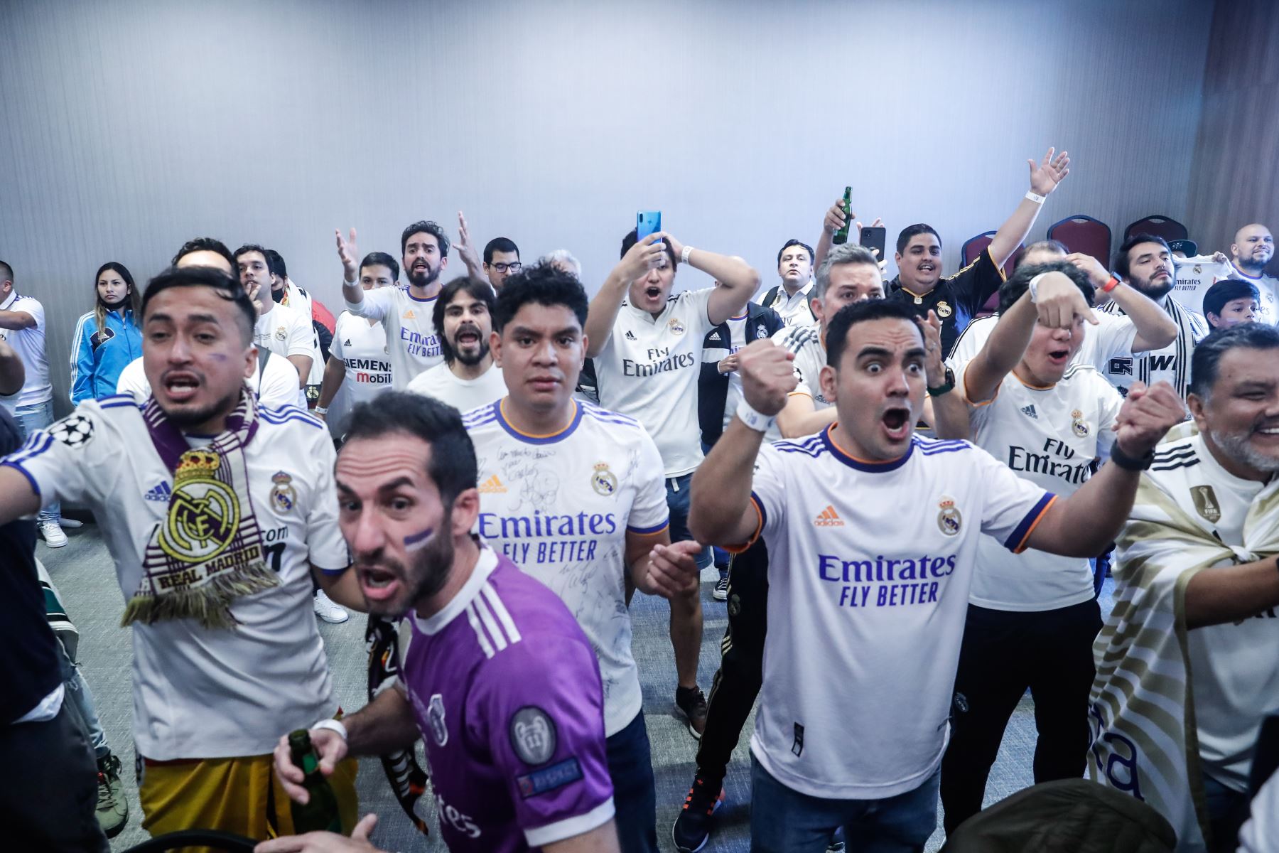Hinchas del Real Madrid que forman parte de la Peña Madrilista Perú Vikingo disfrutan la final de la Champions League ante el Liverpool, en Miraflores. Foto: ANDINA/Renato Pajuelo