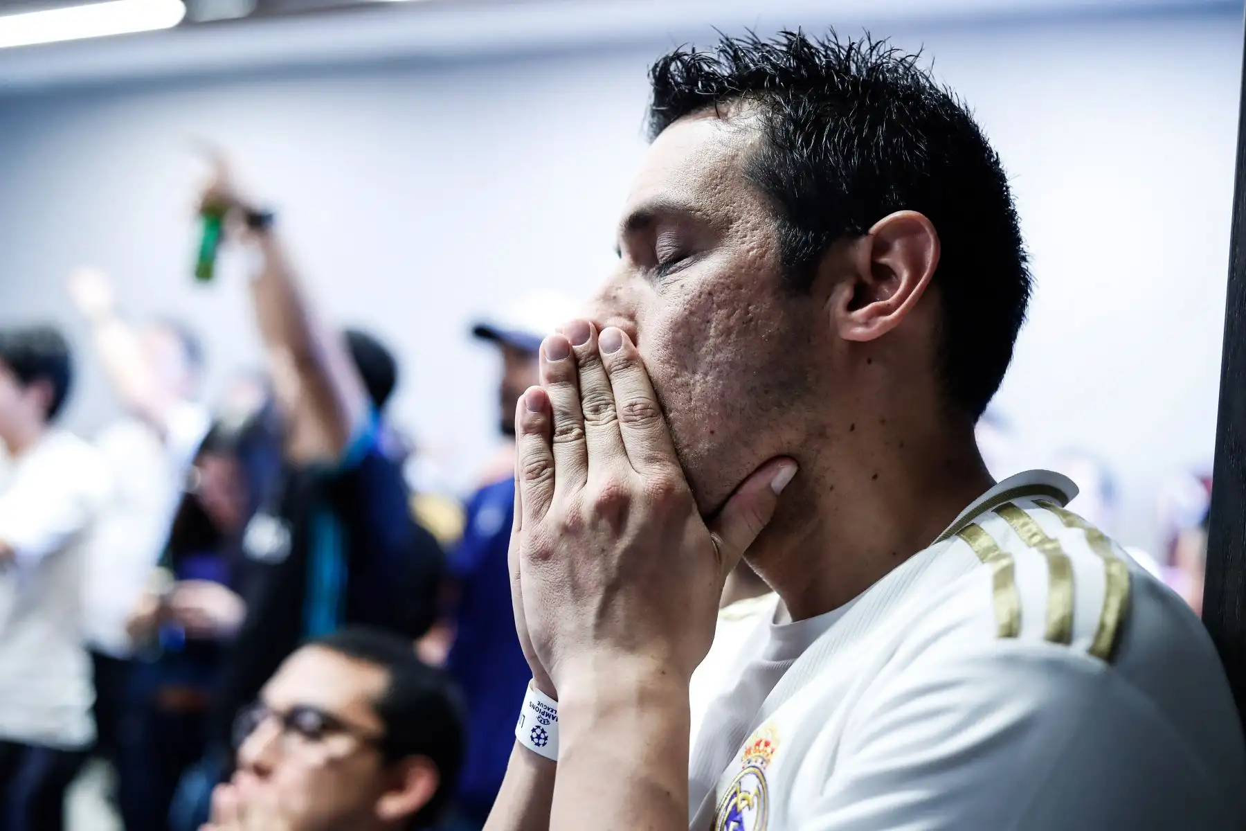 Hinchas del Real Madrid que forman parte de la Peña Madridista Perú Vikingo disfrutan la final de la Champions League ante el Liverpool, en Miraflores. Foto: ANDINA/Renato Pajuelo