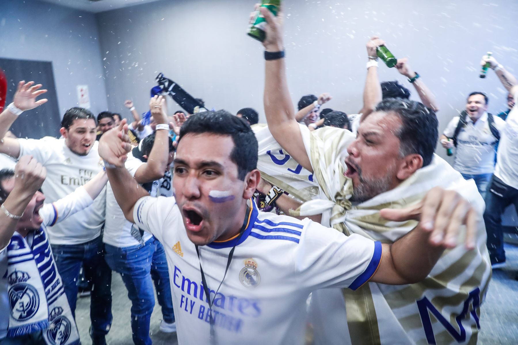 Hinchas del Real Madrid que forman parte de la Peña Perú Vikingo disfrutan la final de la Champions League ante el Liverpool, en Miraflores. Foto: ANDINA/Renato Pajuelo