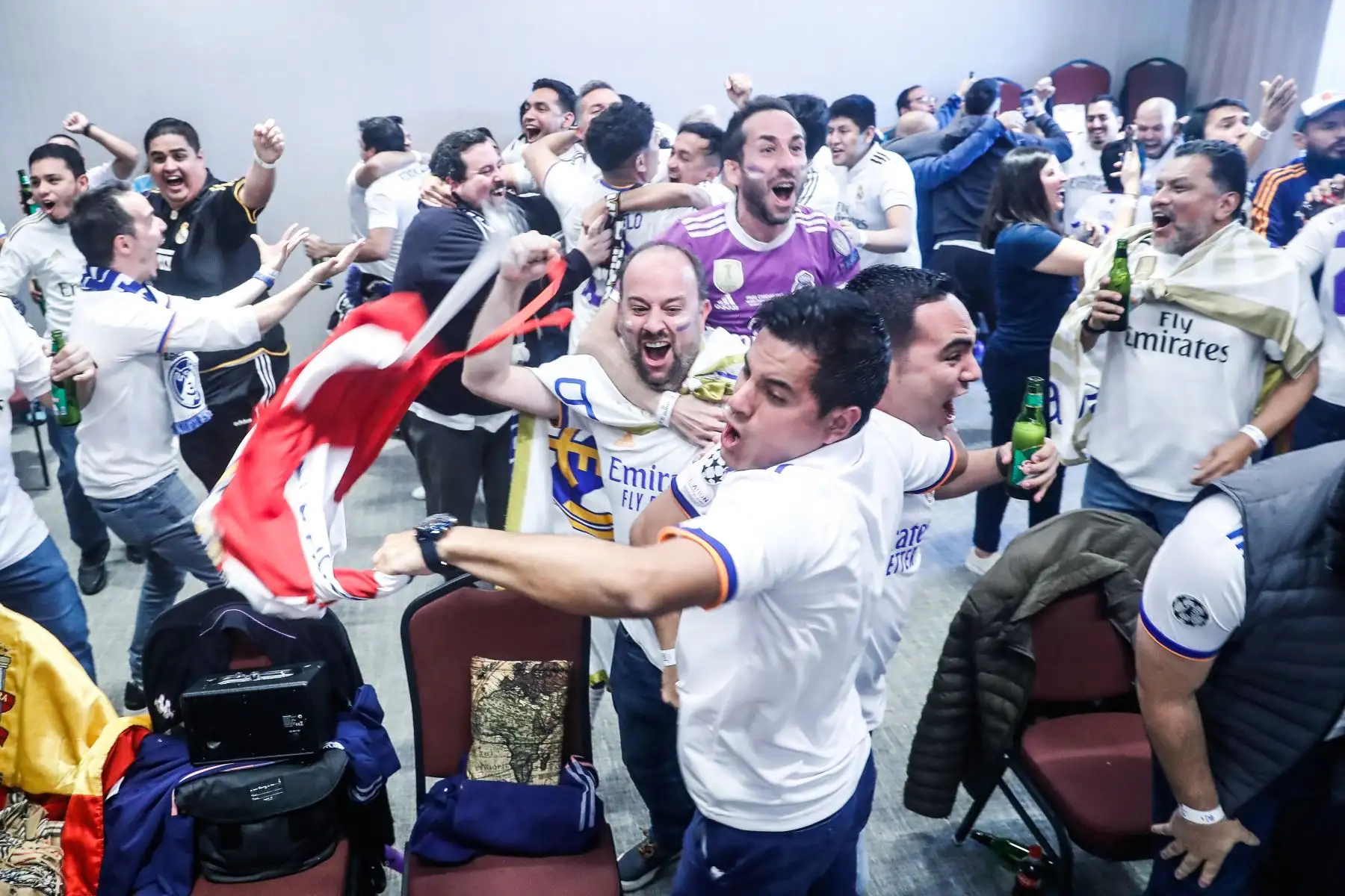 Hinchas del Real Madrid que forman parte de la Peña Madridista Perú Vikingo disfrutan la final de la Champions League ante el Liverpool, en Miraflores. Foto: ANDINA/Renato Pajuelo