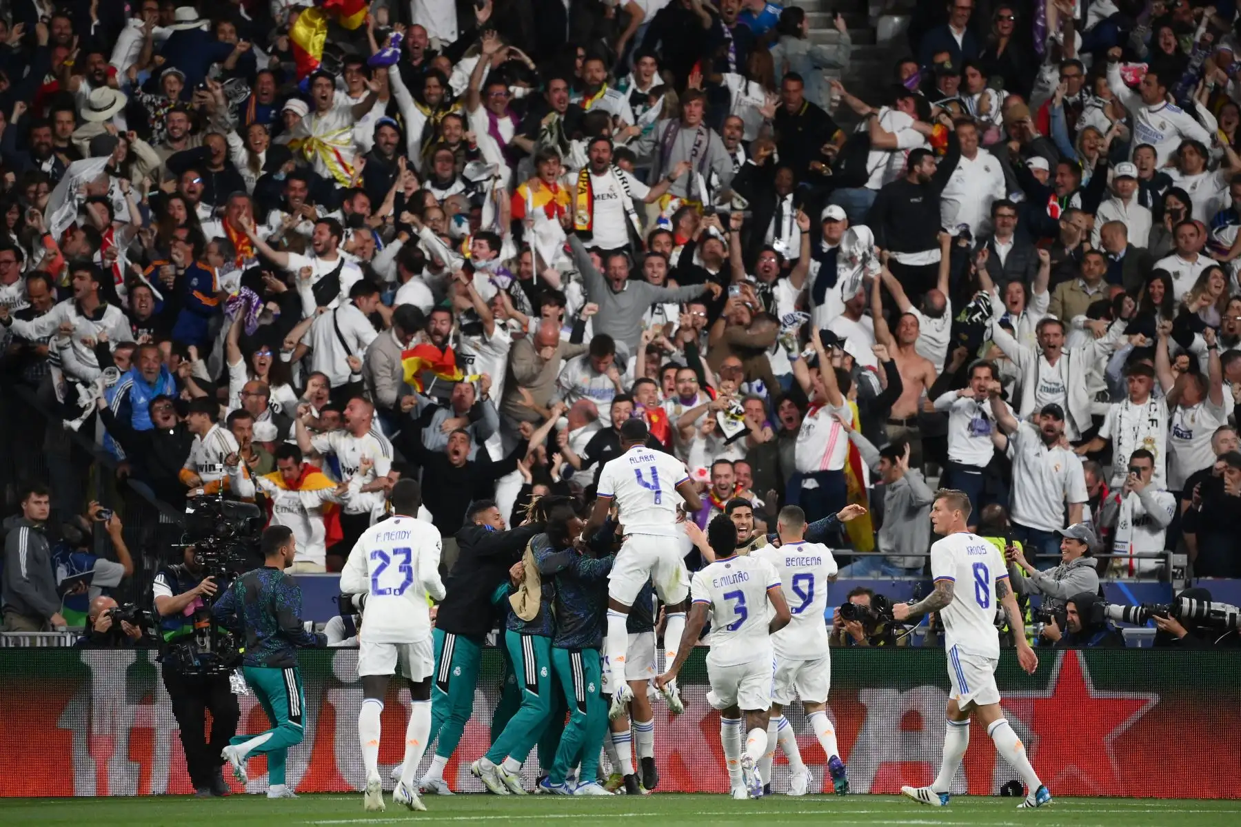 Los jugadores del Real Madrid celebran después de que el delantero brasileño del Real Madrid, Vinicius Junior, anotara el primer gol de su equipo durante el partido de fútbol final de la UEFA Champions League entre el Liverpool y el Real Madrid en el Stade de France en Saint-Denis, al norte de París.. Foto: AFP