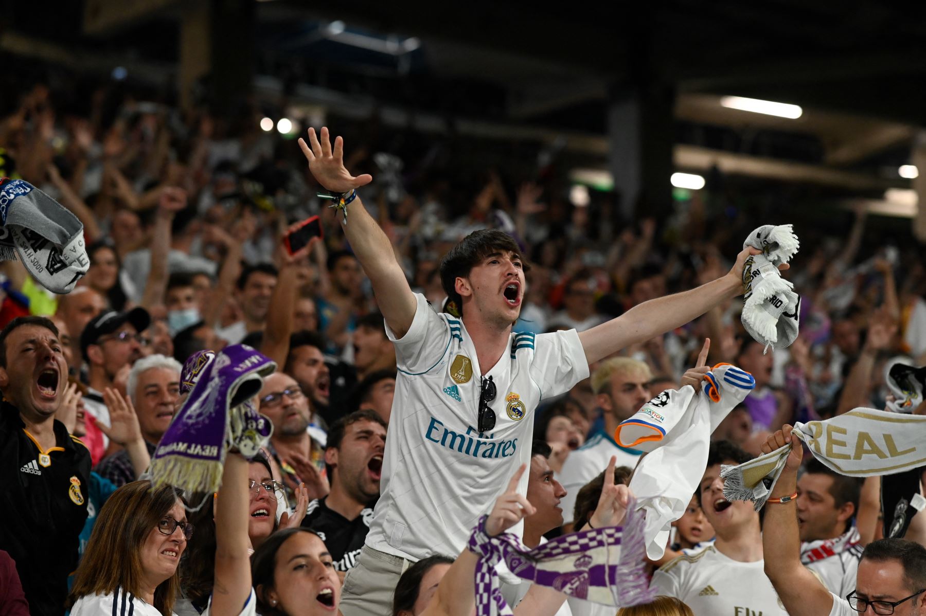 Los seguidores del Real Madrid animan a su equipo durante la final de la Liga de Campeones de la UEFA. Foto: AFP