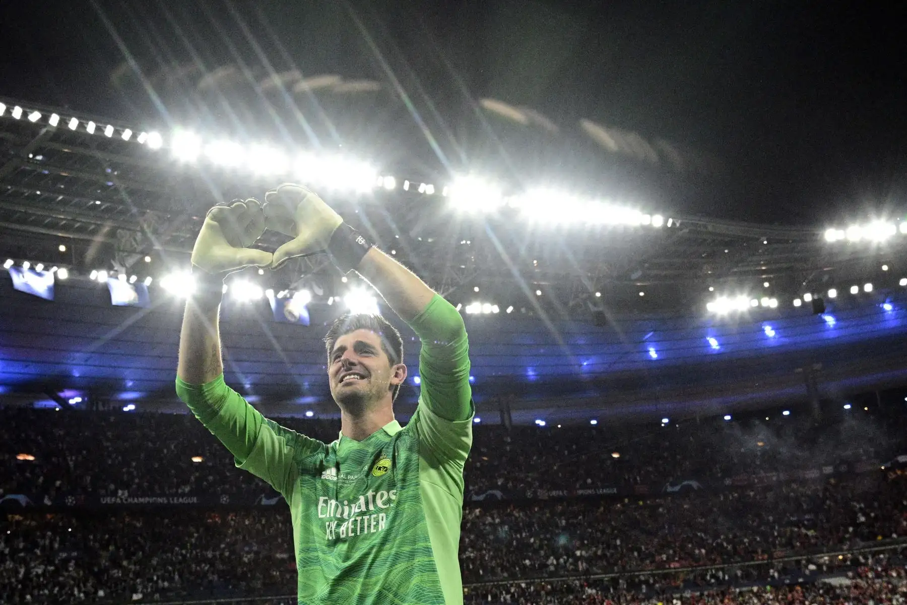 El portero belga del Real Madrid, Thibaut Courtois, celebra después de obtener el título de la UEFA Champions League. Foto: AFP