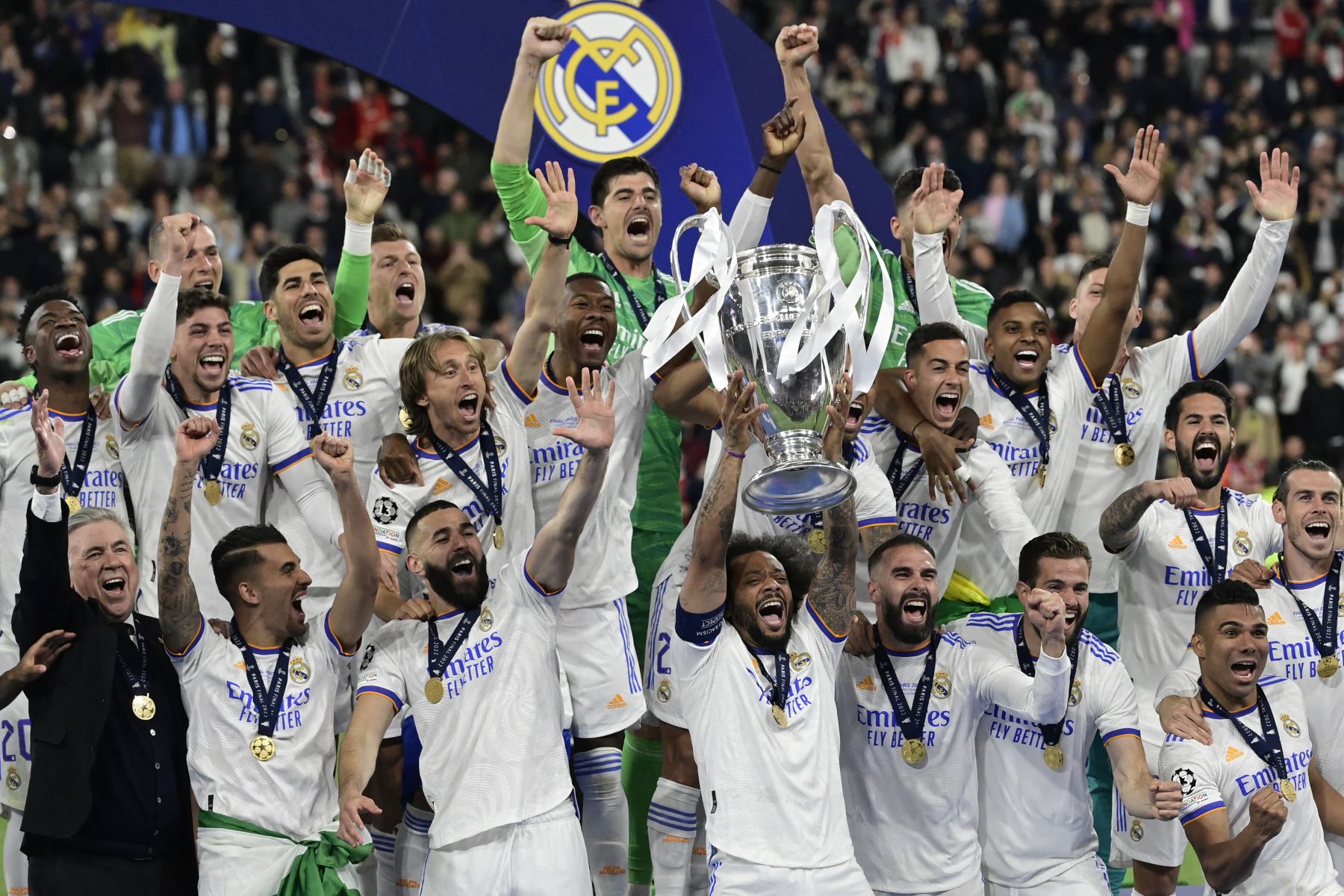 Marcelo, defensor brasileño del Real Madrid, levanta el trofeo de la Liga de Campeones después de la victoria ante el Liverpool. Foto: AFP