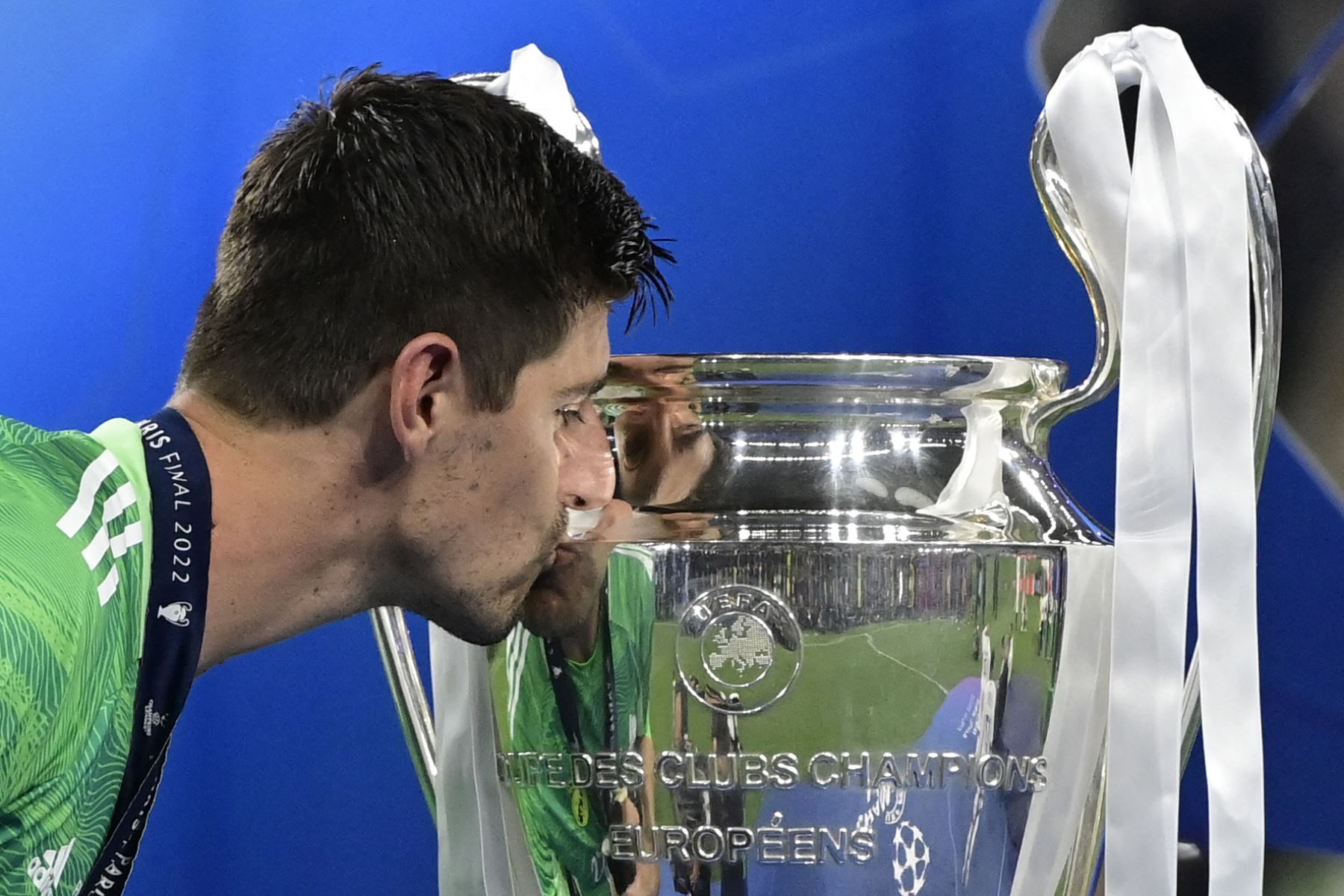 El portero belga del Real Madrid, Thibaut Courtois, besa el trofeo después de vencer al Liverpool en la final de la Liga de Campeones. Foto: AFP
