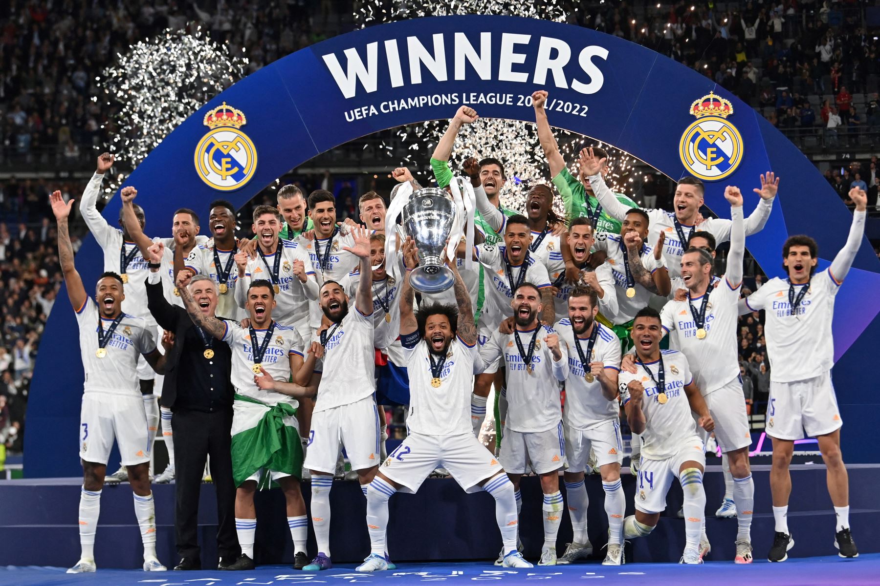 Marcelo, defensor brasileño del Real Madrid, levanta el trofeo de la Liga de Campeones después de la victoria ante el Liverpool. Foto: AFP