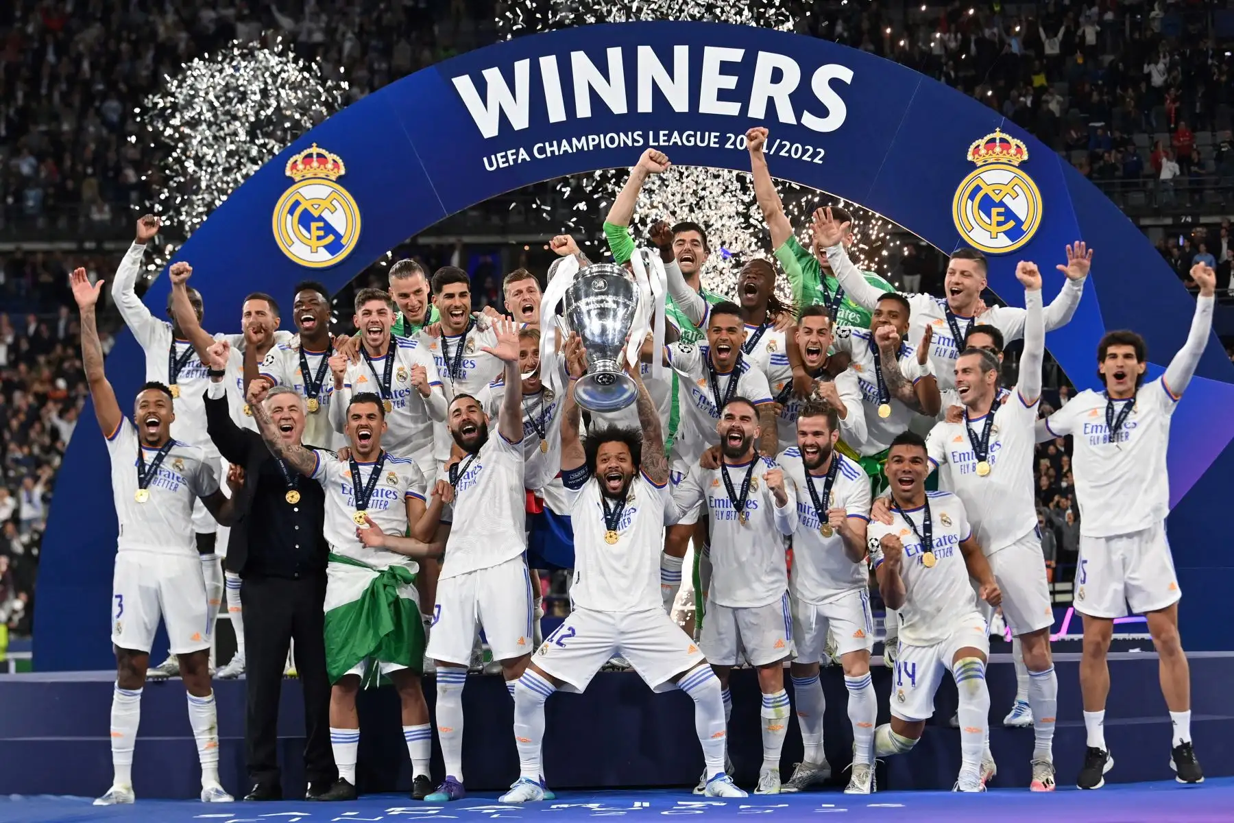 Marcelo, defensor brasileño del Real Madrid, levanta el trofeo de la Liga de Campeones después de la victoria ante el Liverpool. Foto: AFP