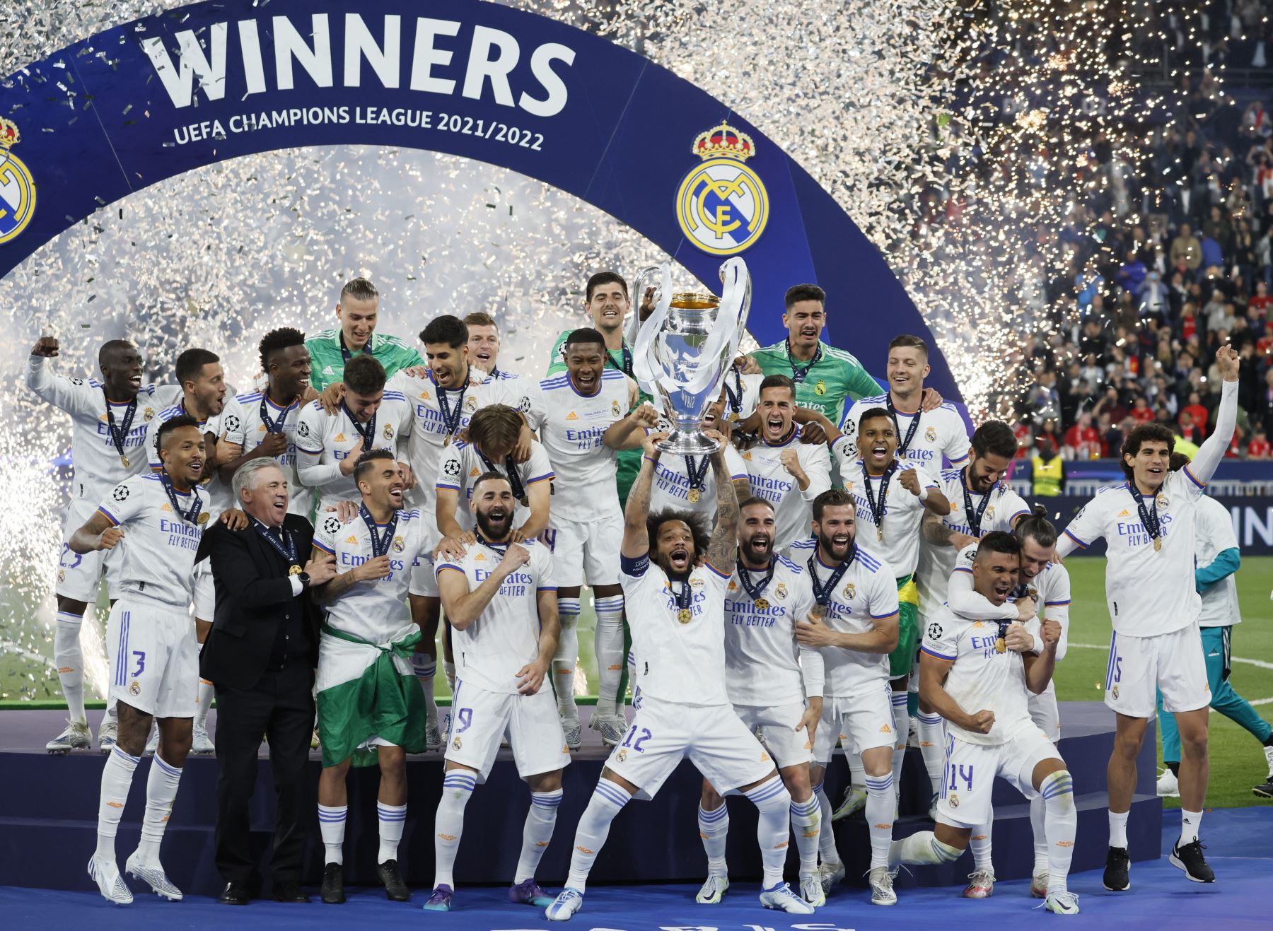Marcelo, defensor brasileño del Real Madrid, levanta el trofeo de la Liga de Campeones después de la victoria ante el Liverpool. Foto: EFE