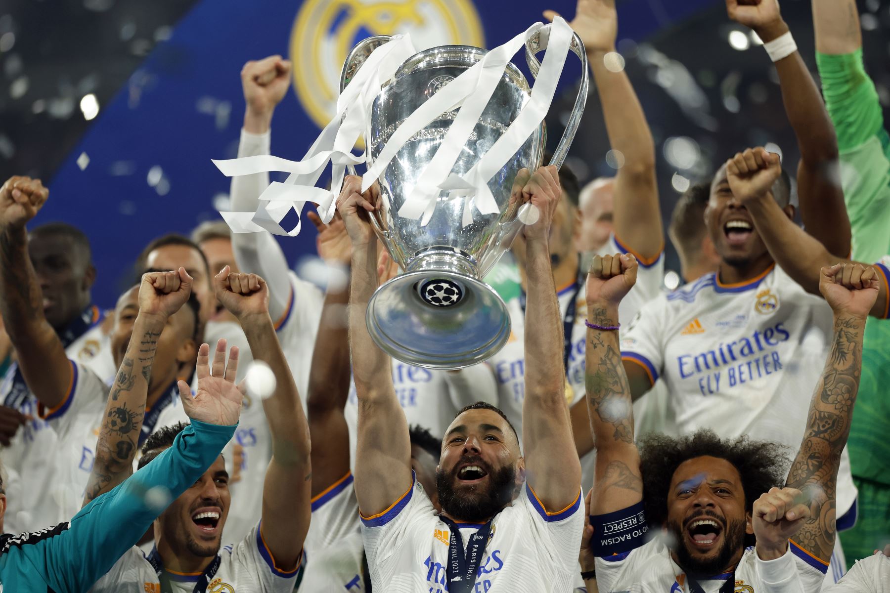 Karim Benzema del Real Madrid levanta el trofeo mientras sus compañeros celebran tras ganar la final de la UEFA Champions League. Foto: EFE