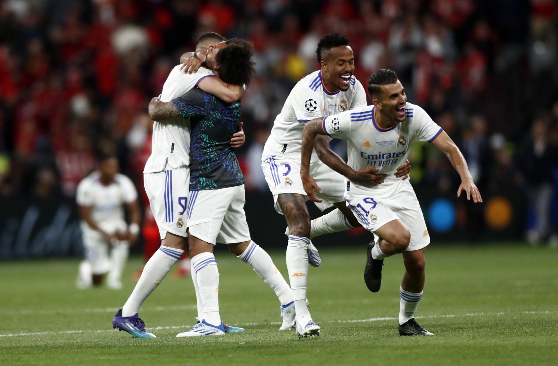 Dani Ceballos del Real Madrid celebra con sus compañeros tras ganar la final de la UEFA Champions League. Foto: EFE
