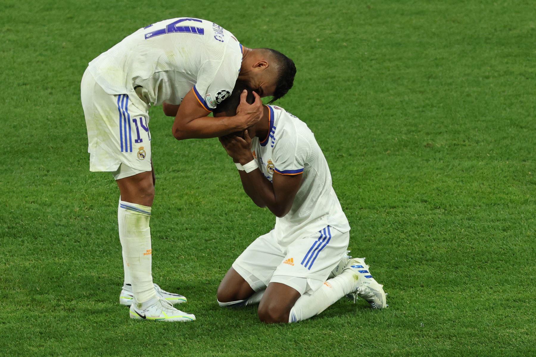 El centrocampista francés del Real Madrid Eduardo Camavinga y su compañero David Alaba celebran tras ganar la final de la Liga de Campeones de la UEFA. Foto: AFP