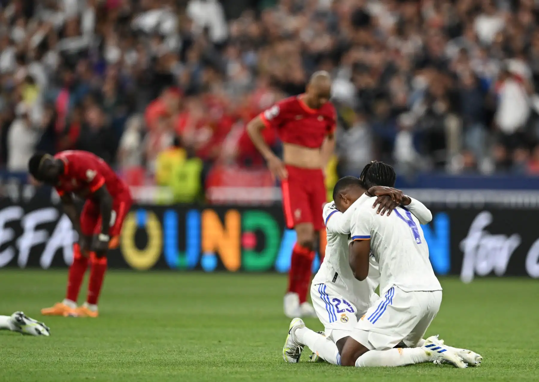Los compañeros del Real Madrid celebran después de la victoria del Real Madrid en el partido de fútbol final de la UEFA Champions League entre el Liverpool y el Real Madrid en el Stade de France en Saint-Denis, al norte de París. AFP