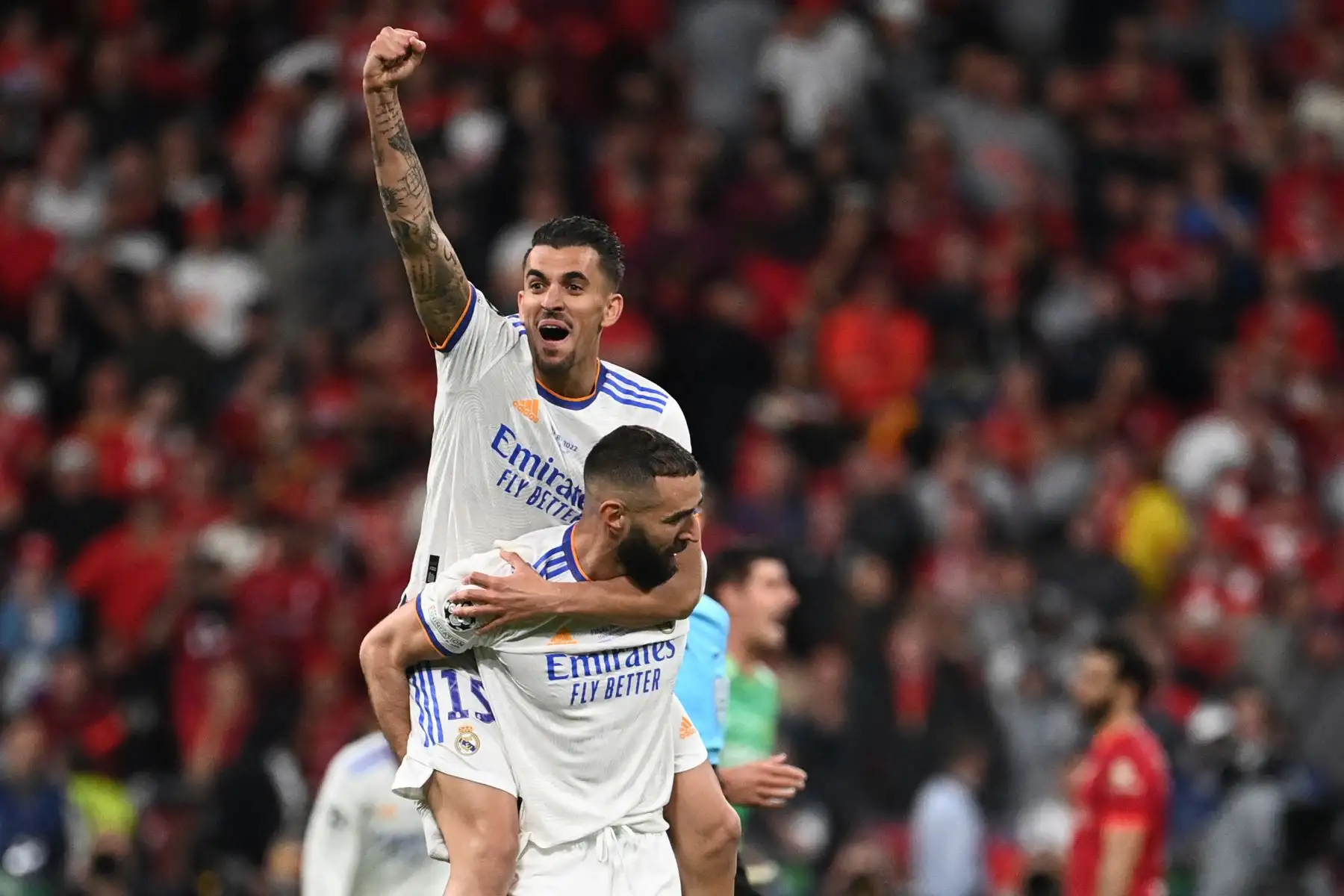 El centrocampista uruguayo del Real Madrid Federico Valverde celebra con sus compañeros de equipo después de su victoria en la final de la Liga de Campeones de la UEFA. Foto: AFP